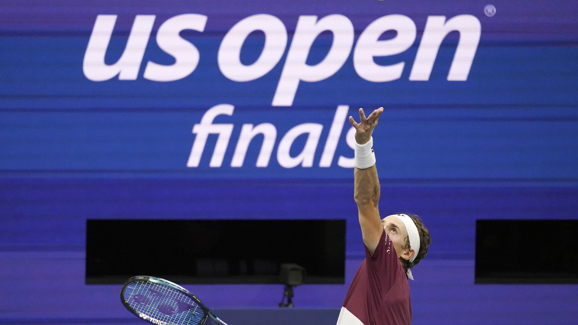 Casper Ruud, de Norvège, sert à Carlos Alcaraz, d'Espagne, lors de la finale du simple messieurs des championnats de tennis de l'US Open, le dimanche 11 septembre 2022, à New York. 