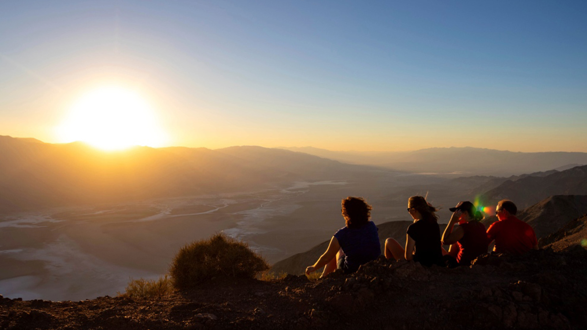 Les visiteurs du parc admirent le coucher du soleil le mardi 11 juillet 2023, dans le parc national de la Vallée de la Mort, en Californie.