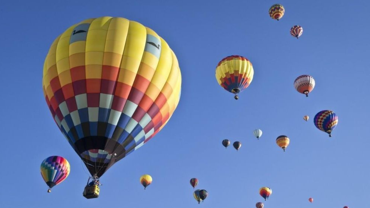 Des ballons dans le ciel à l'occasion de l'International de montgolfières de St-Jean-sur-Richelieu.