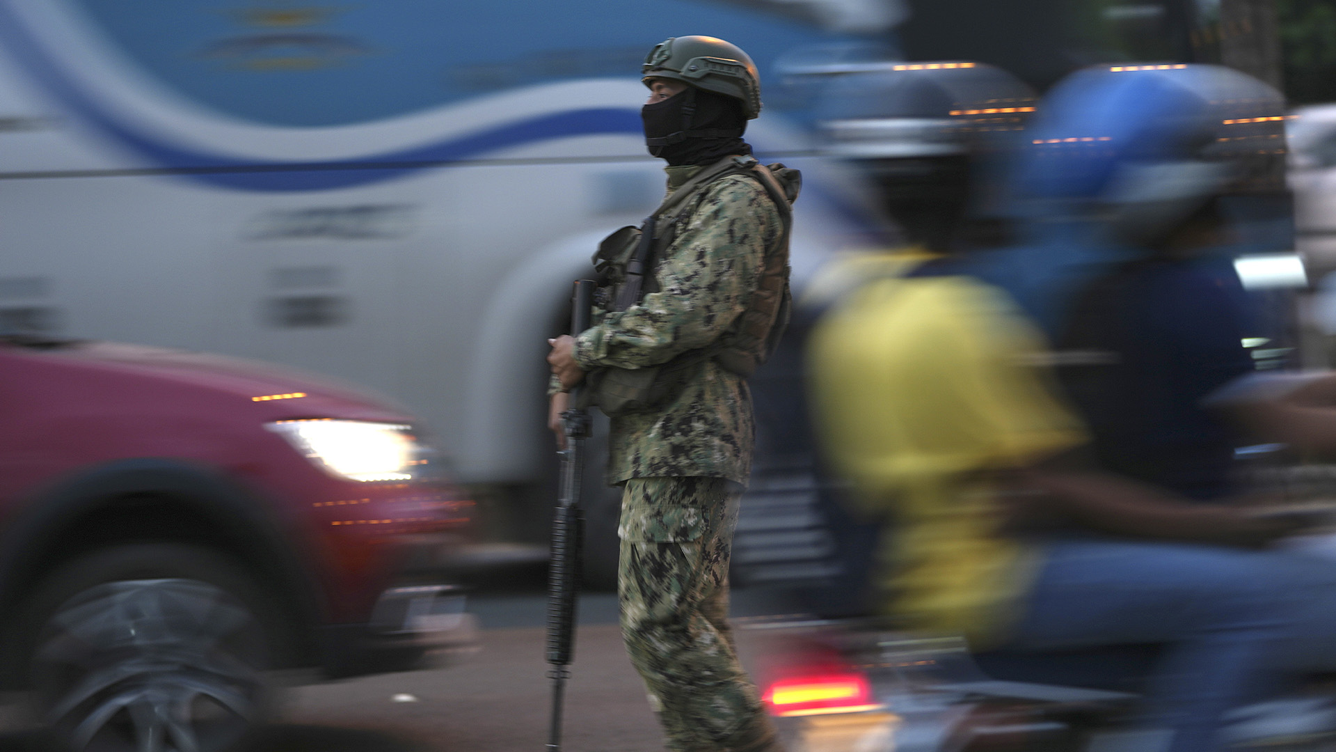 Un soldat surveille la circulation des véhicules sur le Pont de l'Unité Nationale qui relie la ville de Duran à Guayaquil, en Équateur, le 20 juillet 2023.