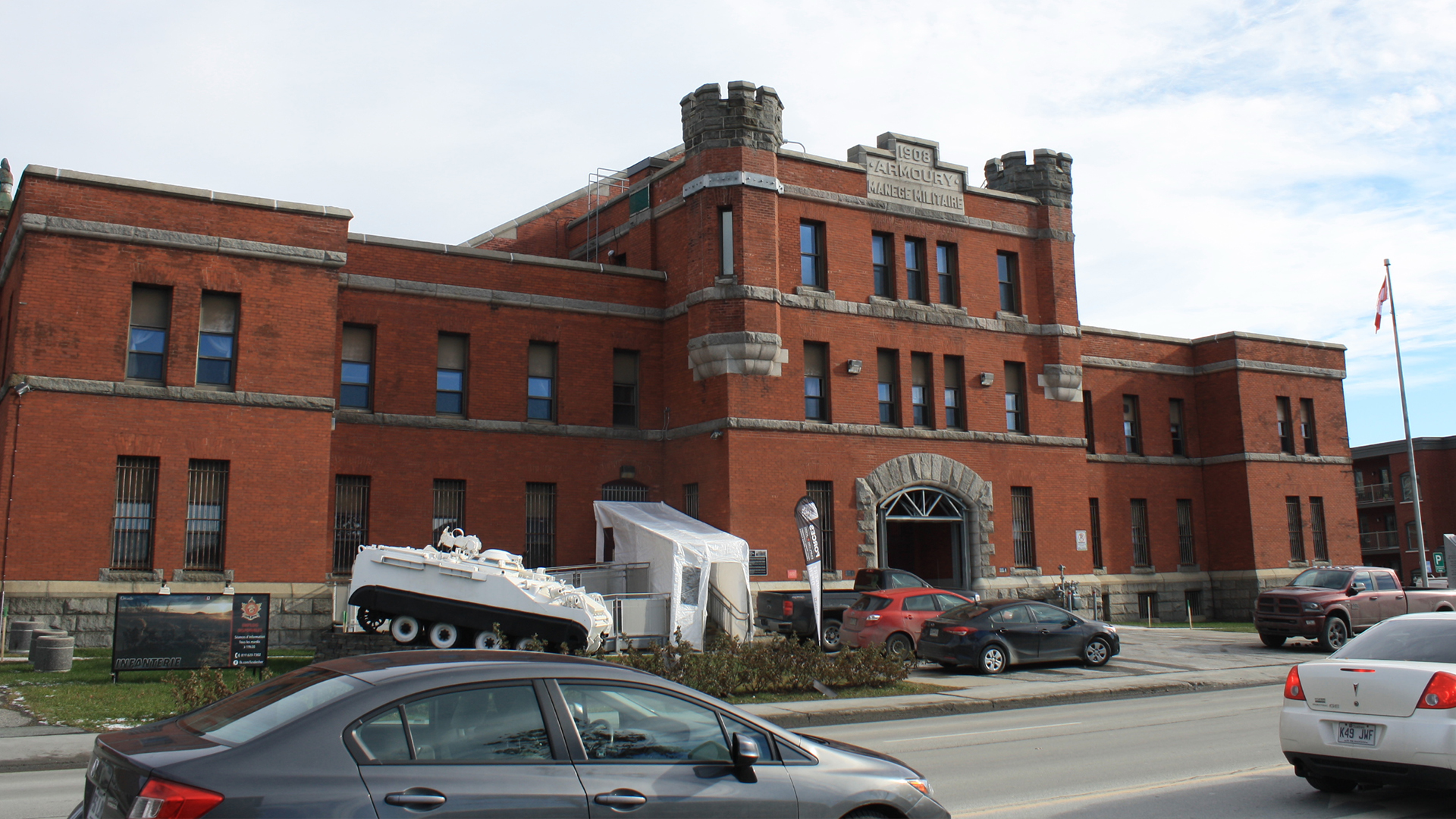 Une vue d'angle du manège militaire Colonel-Gaëtan-Côté à Sherbrooke.