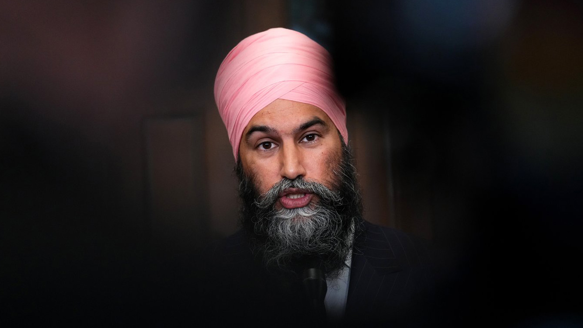 Le chef du NPD, Jagmeet Singh, tient une mêlée de presse dans le foyer de la Chambre des communes sur la Colline du Parlement, à Ottawa, le mercredi 14 juin 2023.