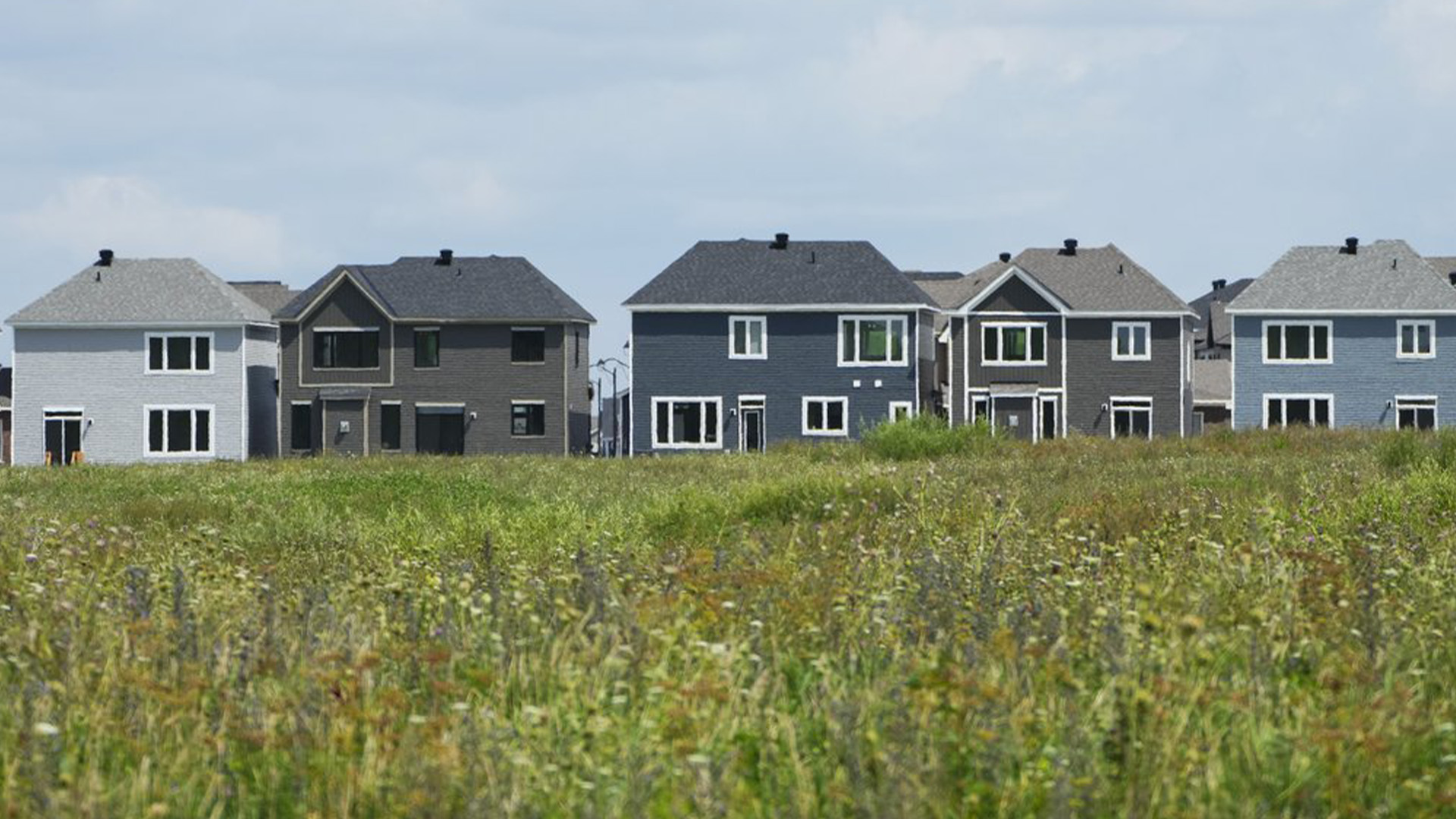 Une rangée de nouvelles maisons est photographiée à Ottawa le lundi 14 août 2023.