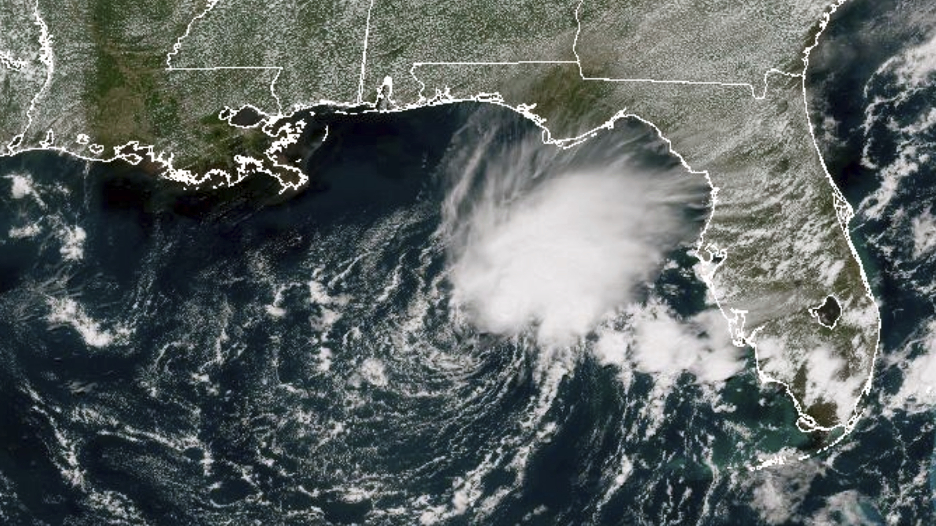 Cette image satellite GOES-East GeoColor prise le vendredi 2 juin 2023 à 13h21 HAE et fournie par la NOAA montre la tempête tropicale Arlene, la première tempête nommée de la saison des ouragans de l'Atlantique, dans le golfe du Mexique au large de la côte ouest de la Floride.