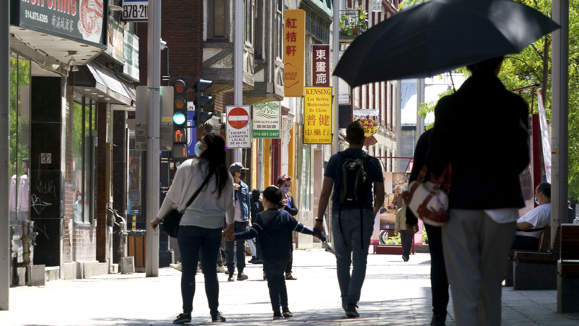 Des gens se promènent dans le quartier chinois de Montréal le 31 mai 2021.