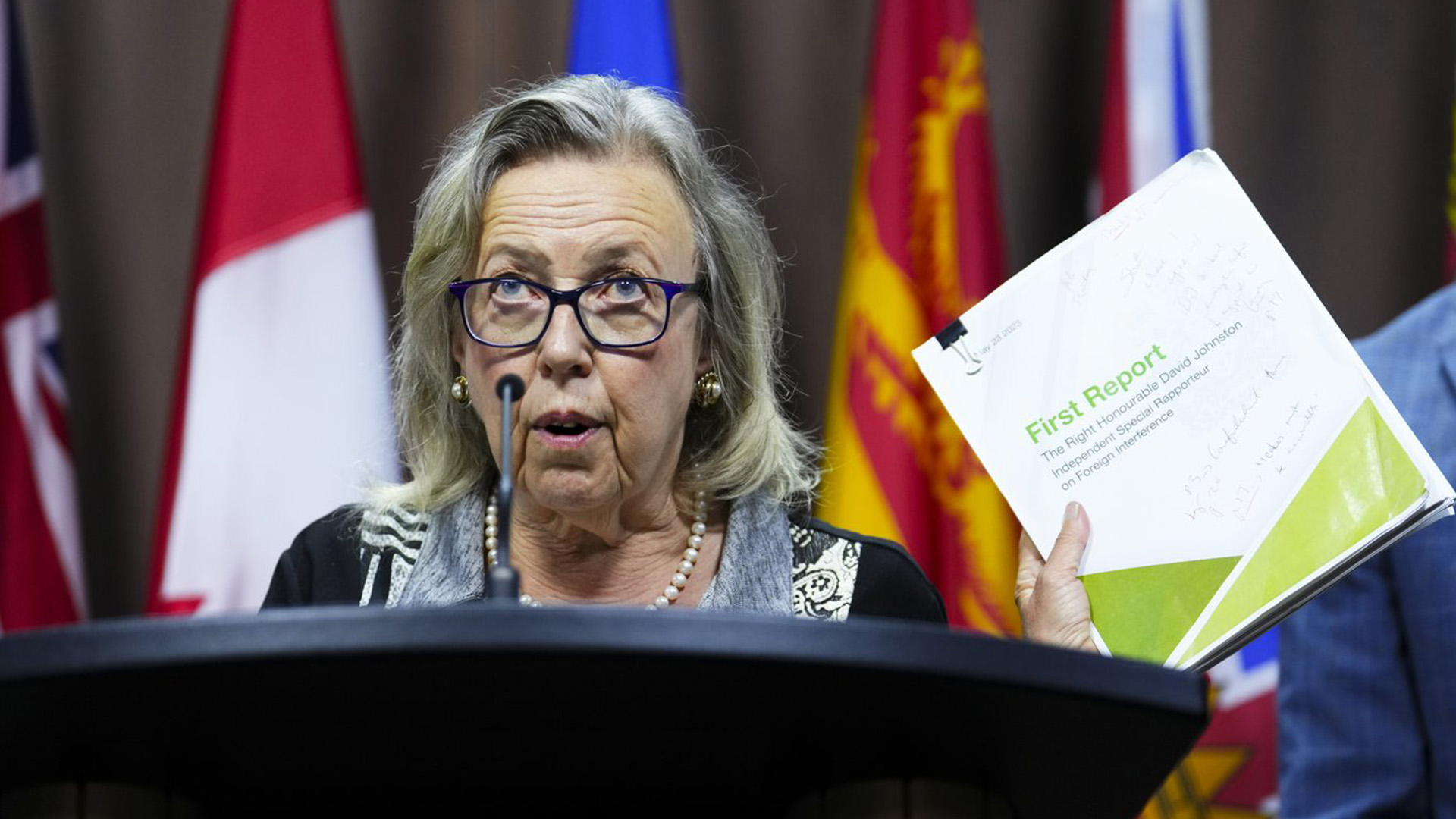 La chef du Parti vert Elizabeth May tient une conférence de presse sur la colline du Parlement à Ottawa le vendredi 18 août 2023.