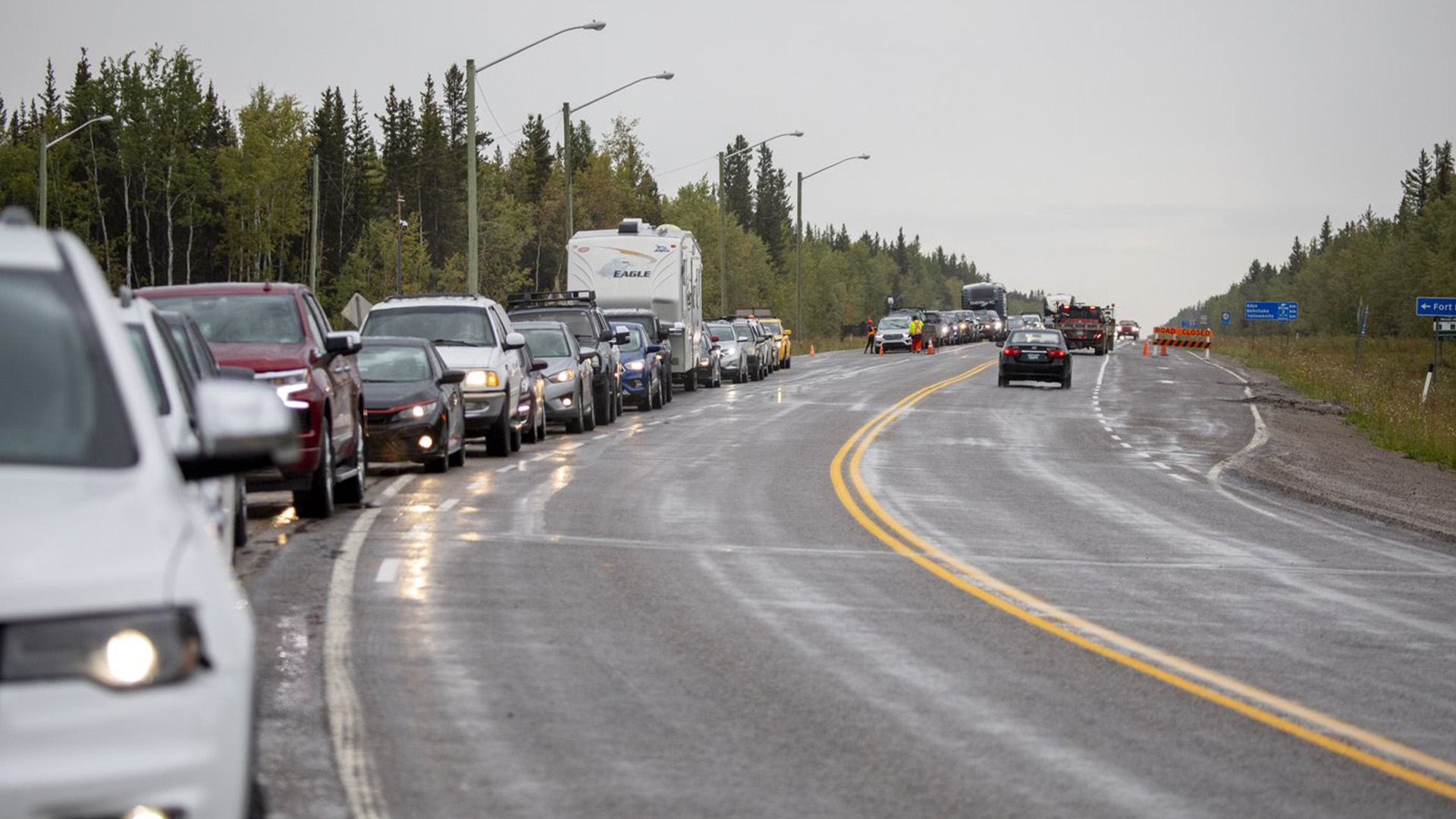 Les évacués de Yellowknife font la queue pour obtenir de l’essence au Big River Service à Fort. Providence (T.N.-O.), le jeudi 17 août 2023.