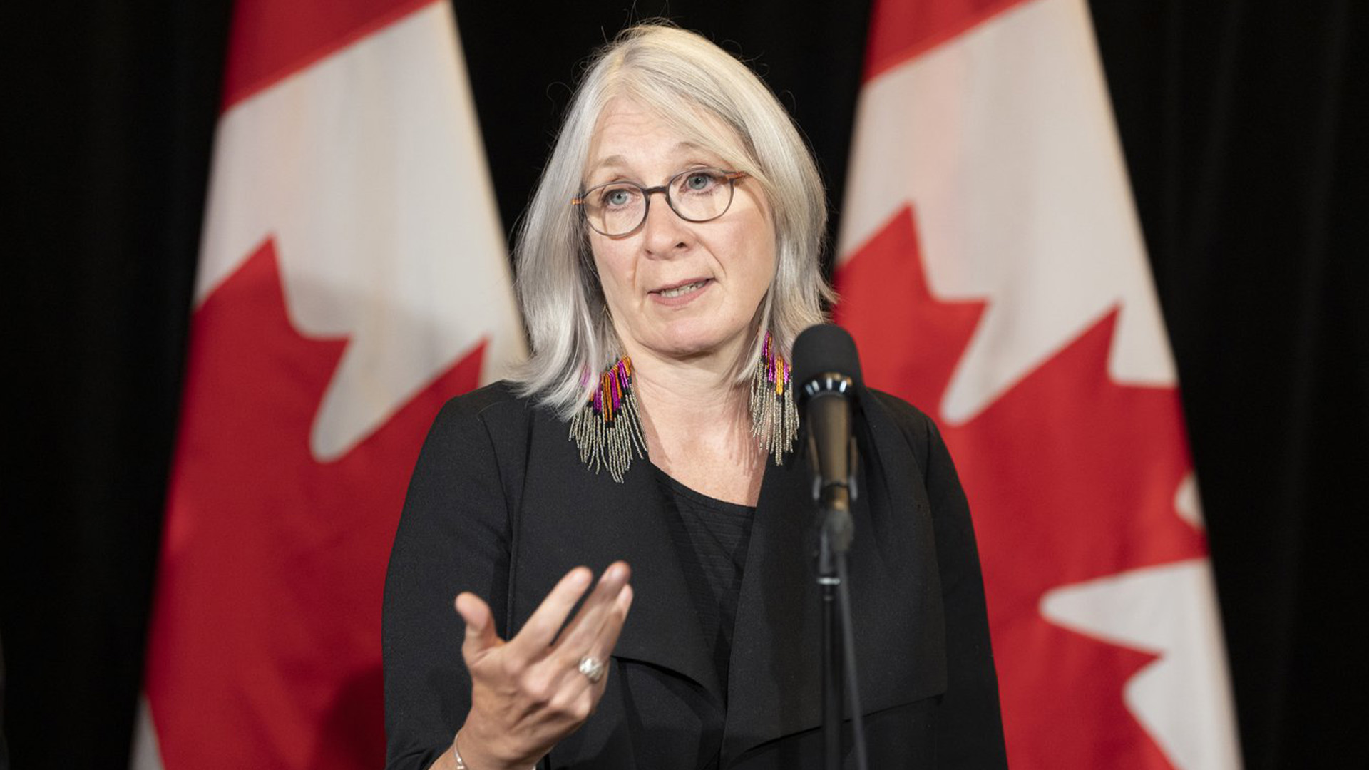 La ministre des Services aux Autochtones, Patty Hajdu, s'adresse aux journalistes lors de la retraite du Cabinet libéral à Charlottetown, à l'Île-du-Prince-Édouard le mardi 22 août 2023.