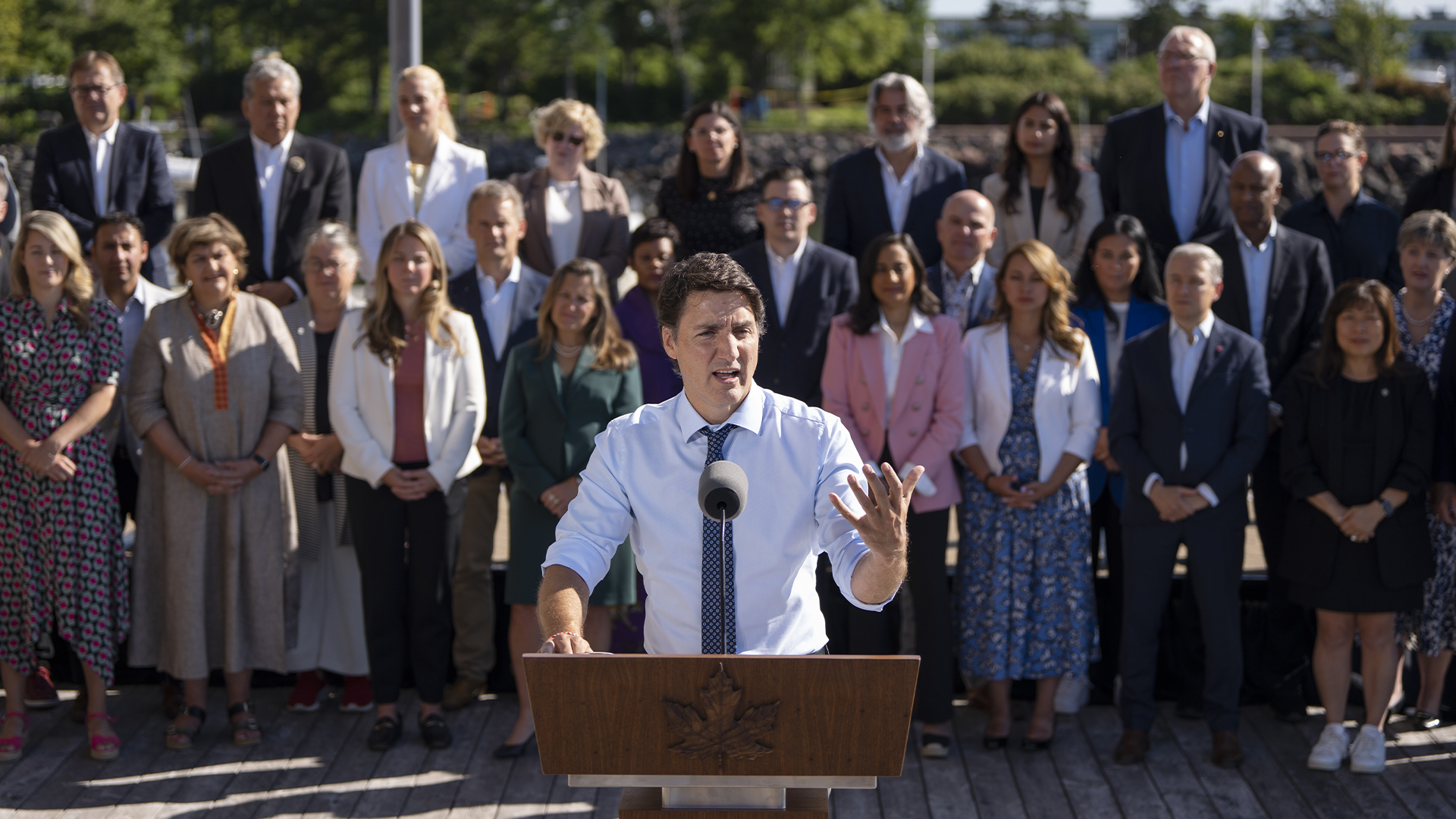 Le premier ministre Justin Trudeau s'adresse aux journalistes sous les yeux des membres du cabinet lors de la retraite du cabinet libéral à Charlottetown, le 23 août 2023.