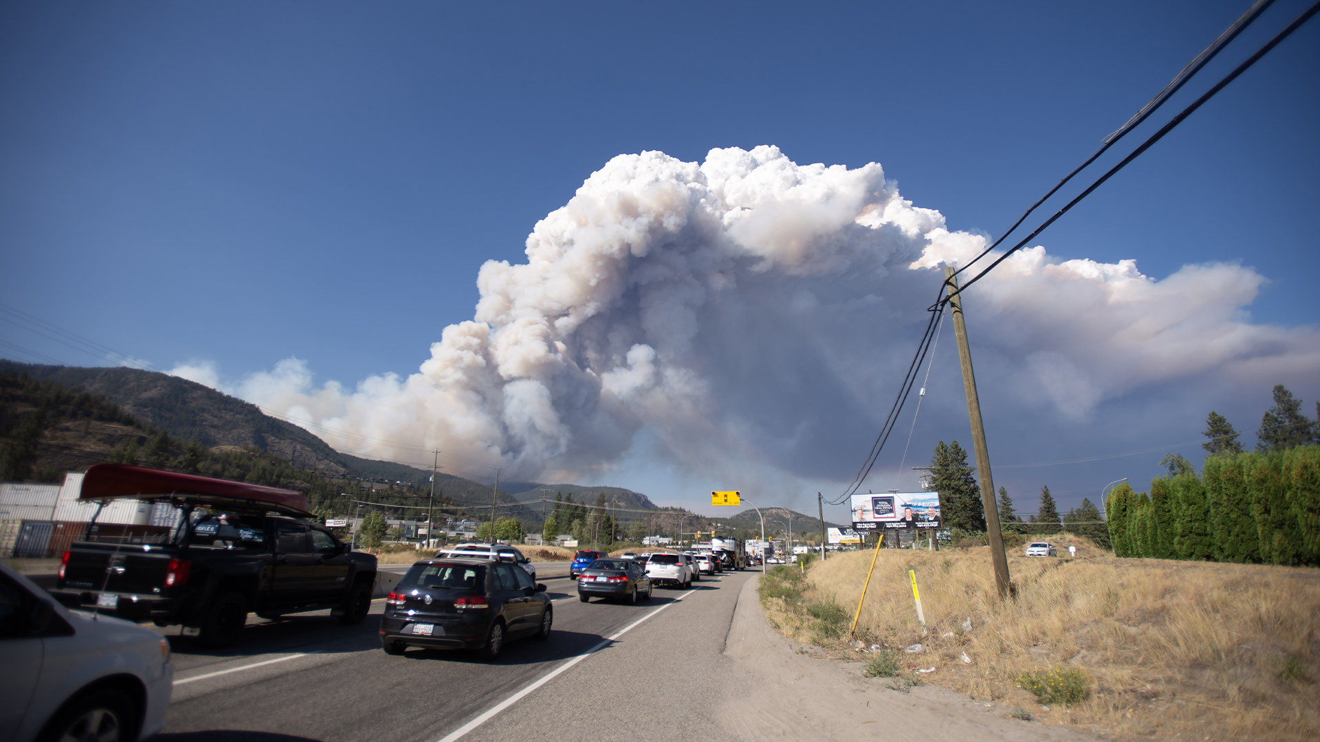 La fumée de l'incendie de McDougall Creek est visible depuis Westbank, en Colombie-Britannique, le 17 août 2023.