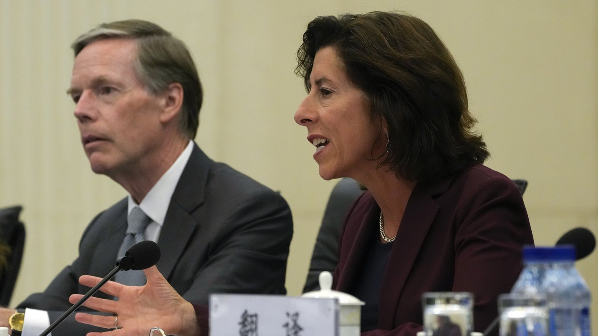 La secrétaire américaine au Commerce, Gina Raimondo, à droite, s'exprime à côté de l'ambassadeur américain en Chine Nick Burns lors d'une réunion avec le ministre chinois du Commerce Wang Wentao au ministère du Commerce à Pékin, le lundi 28 août 2023.