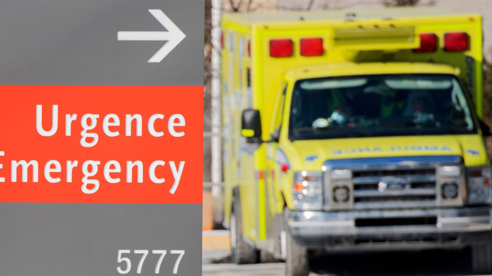 Une ambulance est stationnée devant un hôpital à Montréal, samedi 15 janvier 2022.