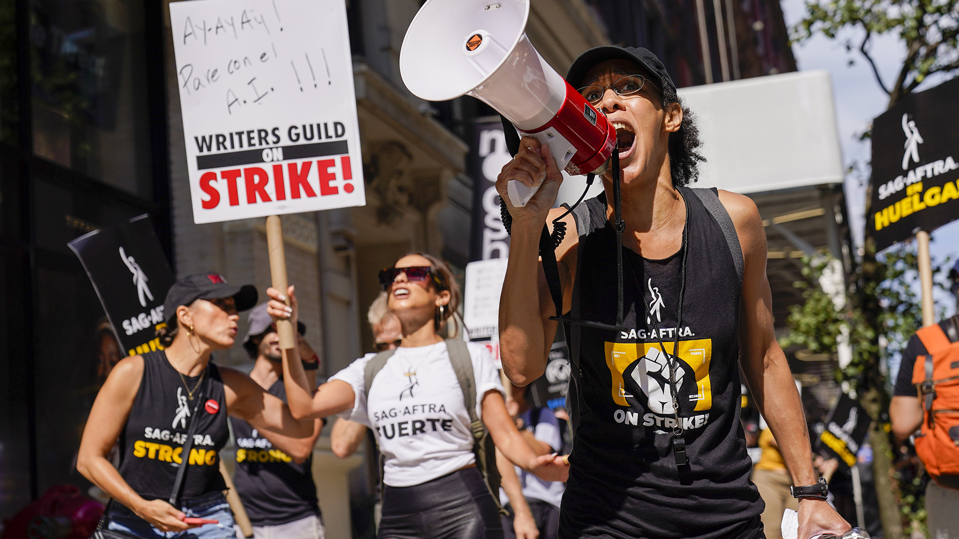 Les grévistes marchent sur le piquet de grève devant les bureaux de Warner Bros, Discovery et Netflix à Manhattan, le 18 août 2023.
