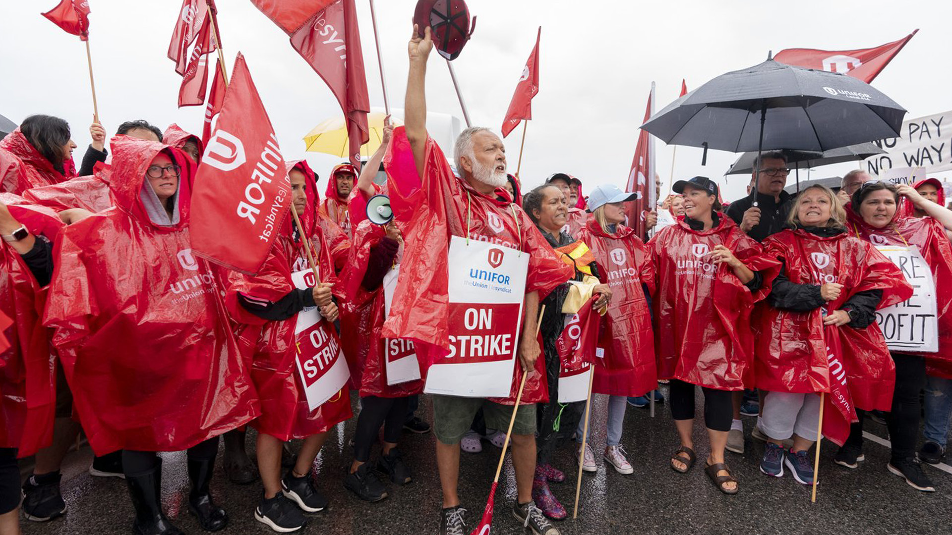 Un nouveau sondage de l'Institut Angus Reid révèle que pour plus de la moitié des Canadiens, le droit de grève l'emporte sur le risque de conséquences économiques. Des employés en grève de l'épicerie Metro sont vus sur une ligne de piquetage à Toronto, le mercredi 23 août 2023.