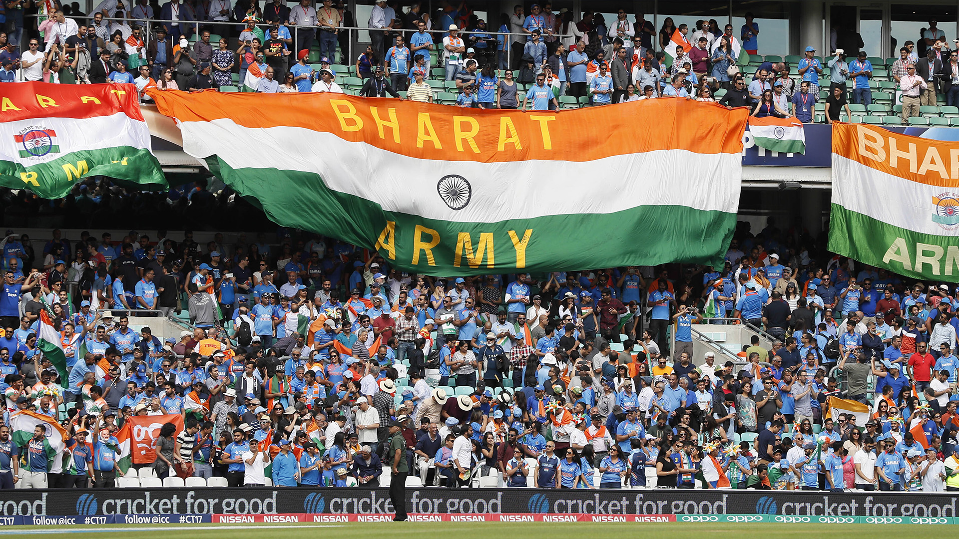 Des drapeaux nationaux indiens flottent dans les gradins avant le match du Championnat des champions de la ICC entre l'Inde et l'Afrique du Sud au terrain de cricket The Oval à Londres, le dimanche 11 juin 2017.