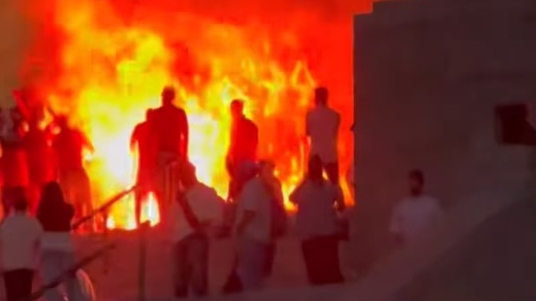 La vidéo qui a circulé sur les réseaux sociaux semblait montrer des gens jouant du tambour et chantant autour d'un feu sur les marches de l'église.
