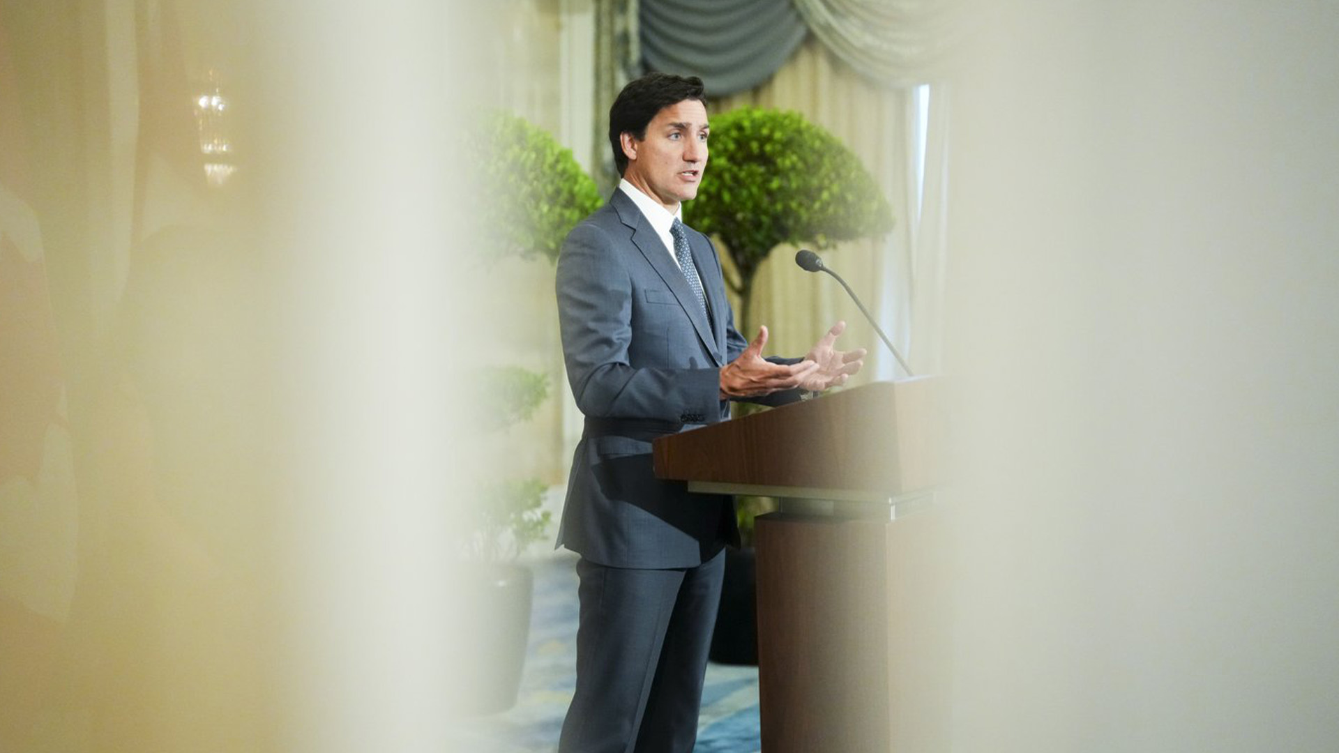 Le premier ministre Justin Trudeau se reflète dans un miroir alors qu'il tient une conférence de presse à Singapour le vendredi 8 septembre 2023.