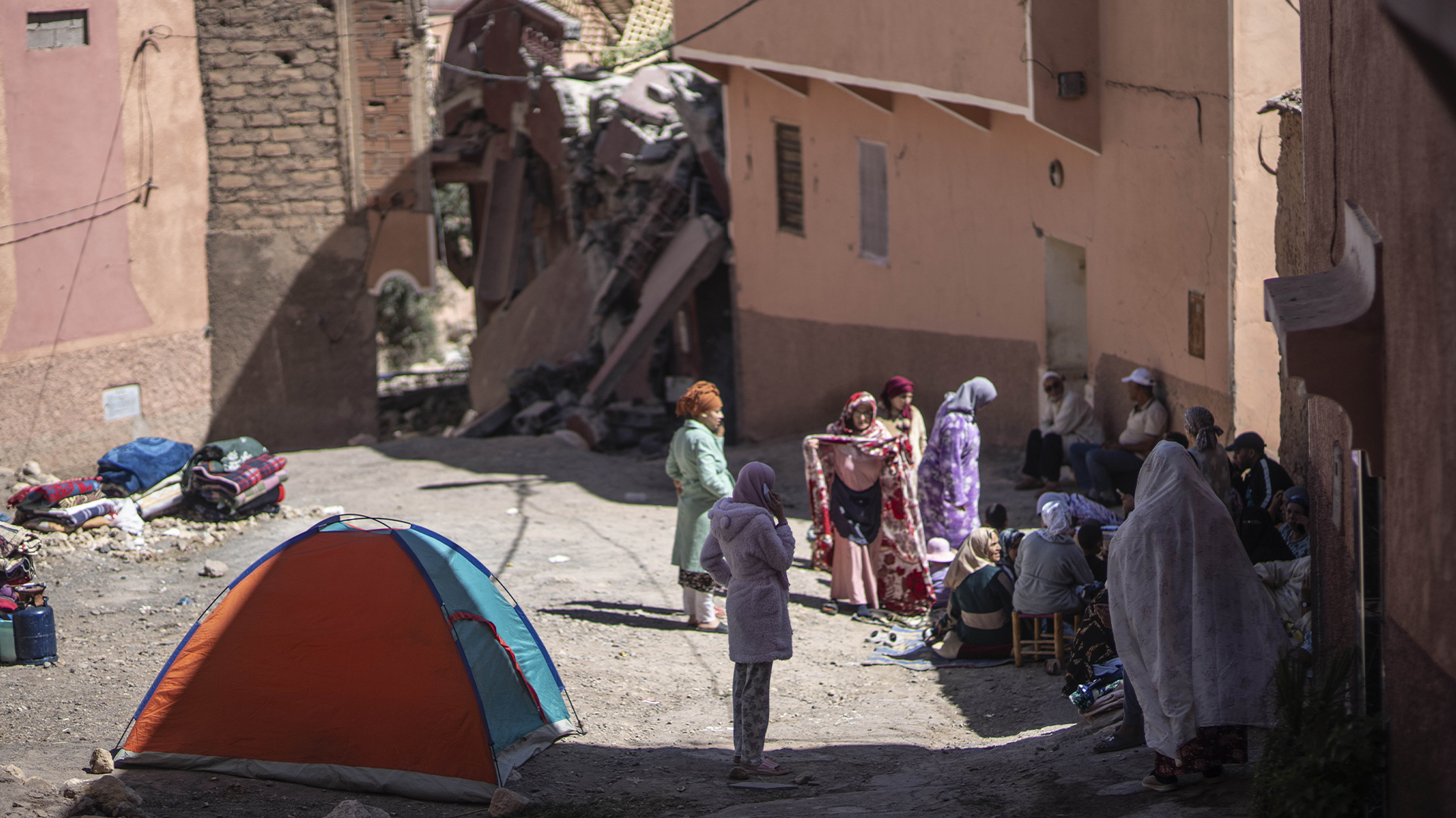 Des personnes touchées par un tremblement de terre campent devant leurs maisons, dans le village de Moulay Ibrahim, près de Marrakech, au Maroc, le 9 septembre 2023. 