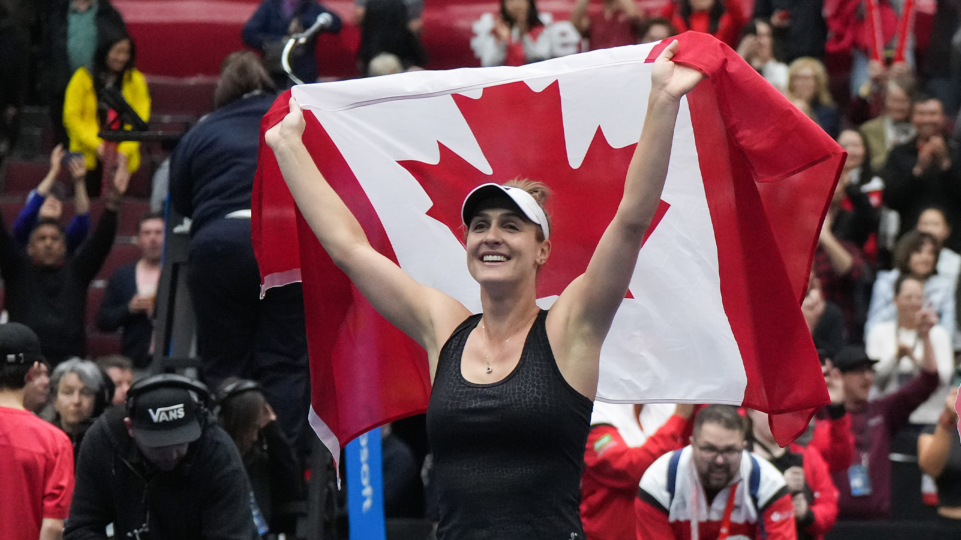 Gabriela Dabrowski célèbre  lors d'un match de double des qualifications de la Coupe Billie Jean King, à Vancouver, le 15 avril 2023.