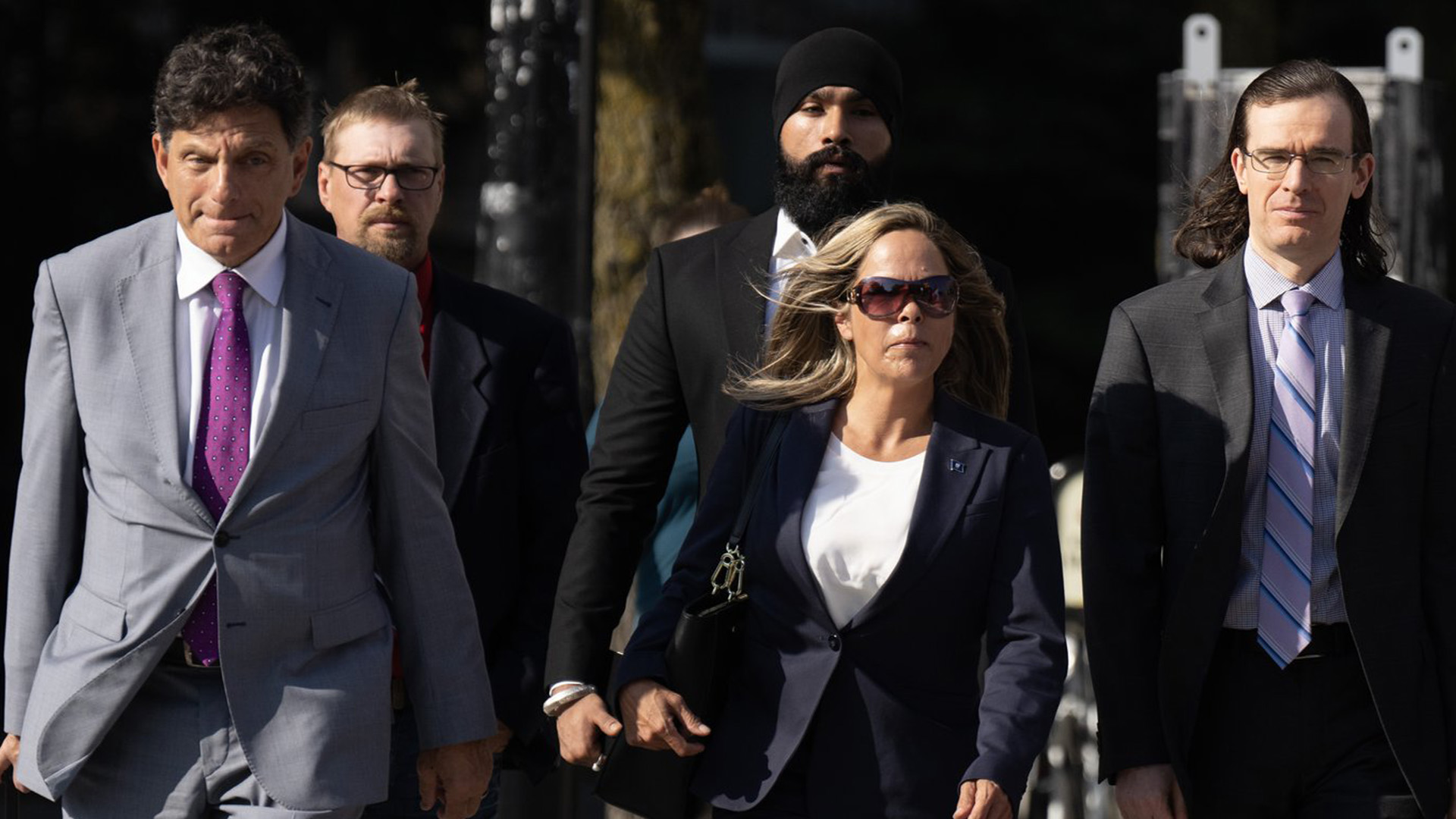 L'avocat Lawrence Greenspon (à gauche) accompagne Tamara Lich alors qu'ils se dirigent vers le palais de justice le premier jour du procès, à Ottawa, le mardi 5 septembre 2023.