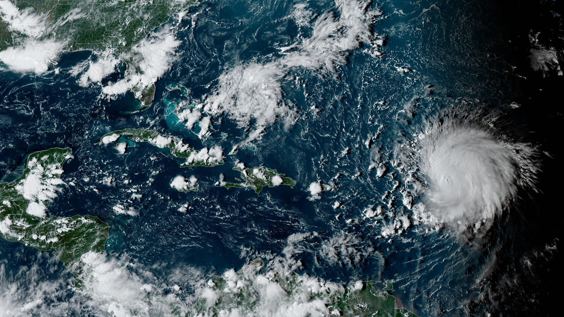 Cette image satellite fournie par la National Oceanographic and Atmospheric Administration montre l'ouragan Lee, à droite, dans l'océan Atlantique le vendredi 8 septembre 2023, à 16h50.