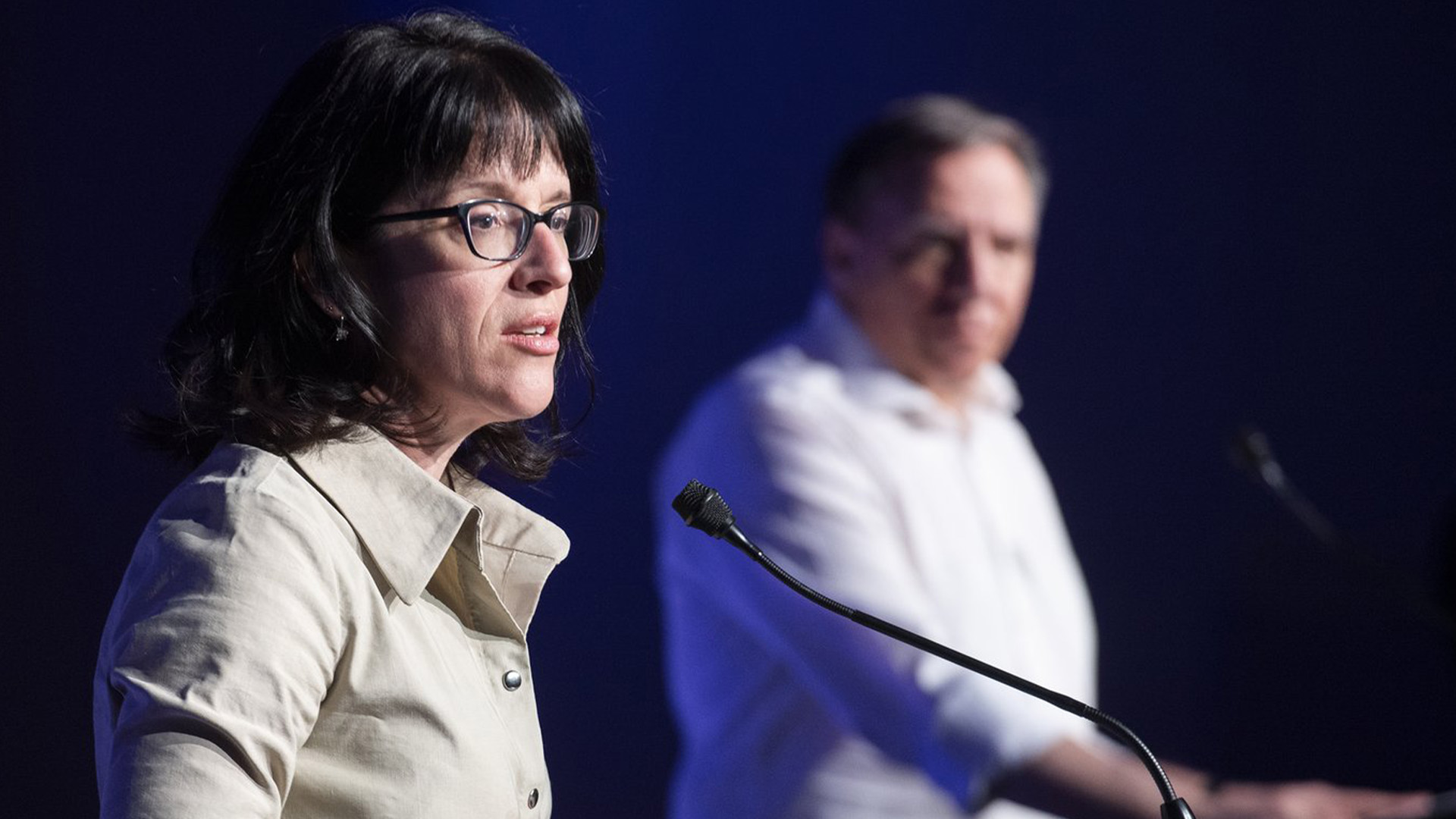Le premier ministre du Québec, François Legault, regarde Sonia Lebel, ministre responsable de l'Administration gouvernementale, prendre la parole lors d'une conférence de presse à la suite d'une rencontre avec des dirigeants syndicaux à Montréal, le dimanche 2 mai 2021.