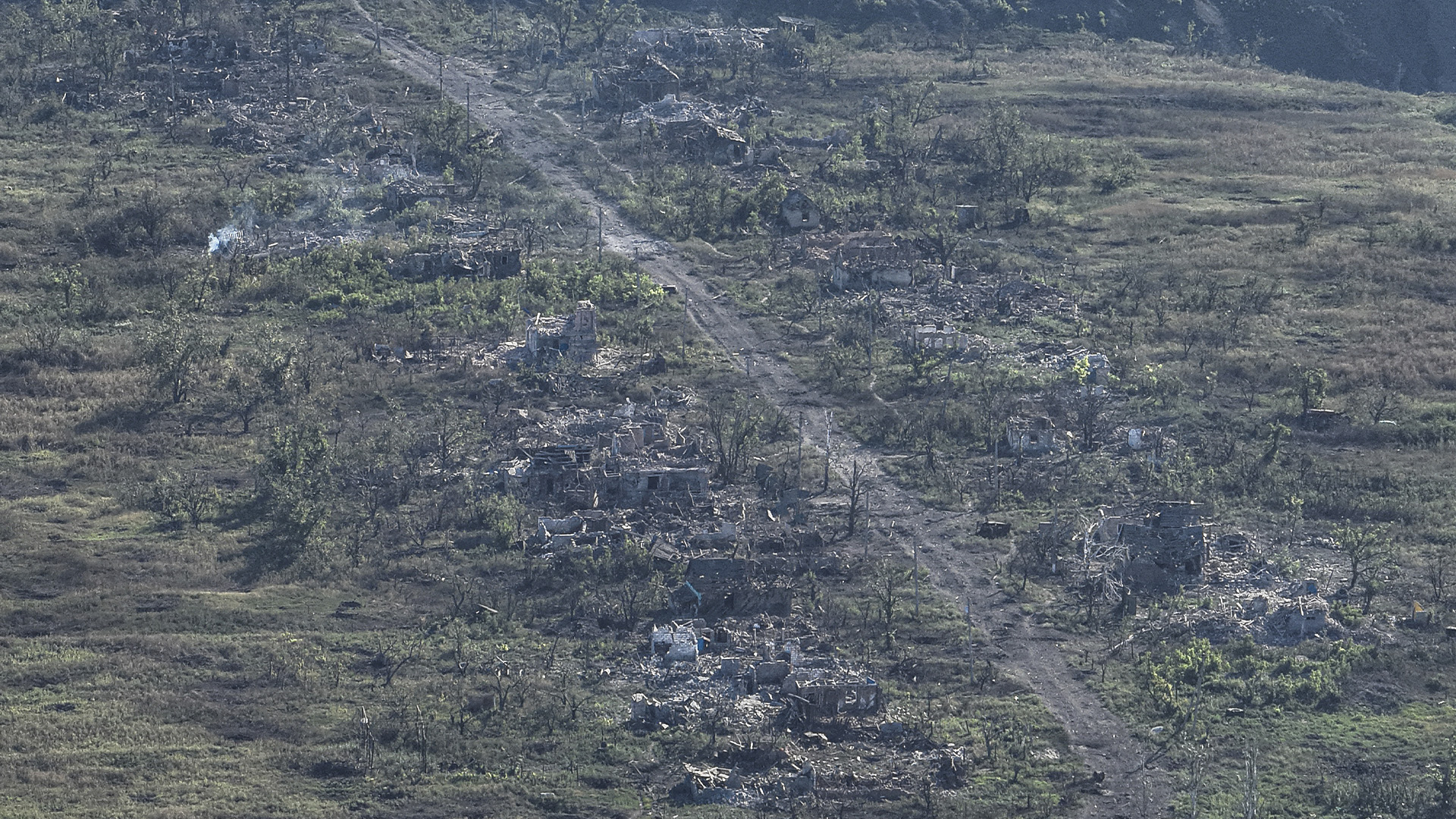 Cette image a été prise depuis un drone le mercredi 6 septembre 2023. Des maisons détruites lors des combats entre les forces armées russes et ukrainiennes sont visibles à Andriivka, dans la région de Donetsk, en Ukraine. 
