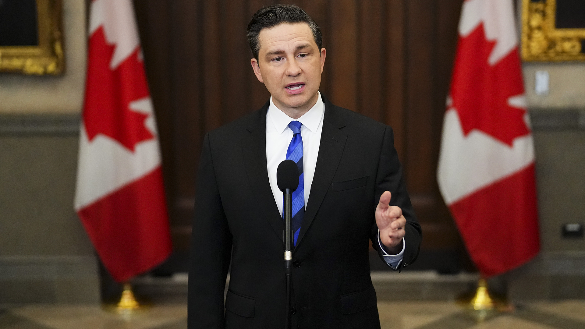 Le chef du Parti conservateur, Pierre Poilievre, s'adresse aux journalistes dans le foyer de la Chambre des communes sur la Colline du Parlement à Ottawa, le mardi 19 septembre 2023.