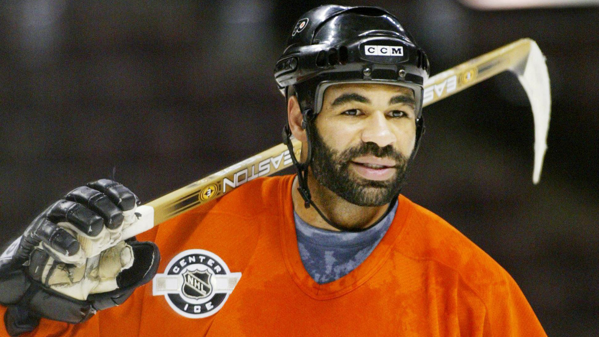 Donald Brashear à l'entraînement avec les Flyers de Philadelphie dans la LNH, en 2003.