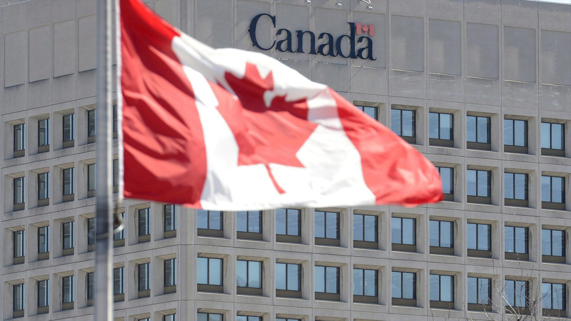 L'organisme canadien de surveillance des dénonciateurs affirme que le ministère de la Défense nationale a commis un acte répréhensible en contrevenant à une loi conçue pour aider les dénonciateurs. La façade du quartier général du ministère de la Défense nationale est photographiée à Ottawa, le 3 avril 2013.