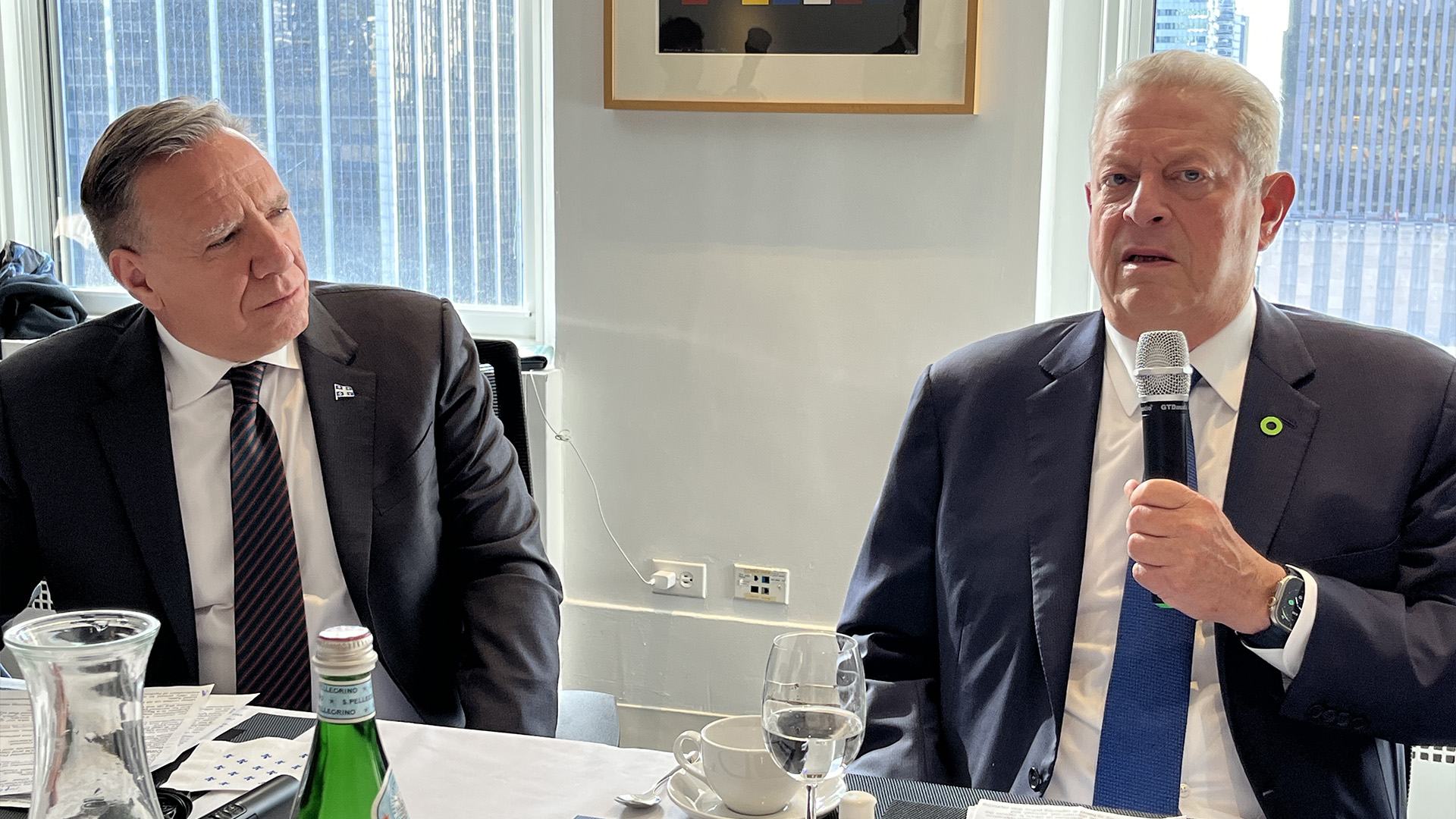 Le premier ministre du Québec, François Legault, a vanté son bilan environnemental mardi lors d'une rencontre des représentants du groupe Beyond Oil and Gas Alliance, le 19 septembre 2023. L'ancien vice-président américain, Al Gore, était du nombre.