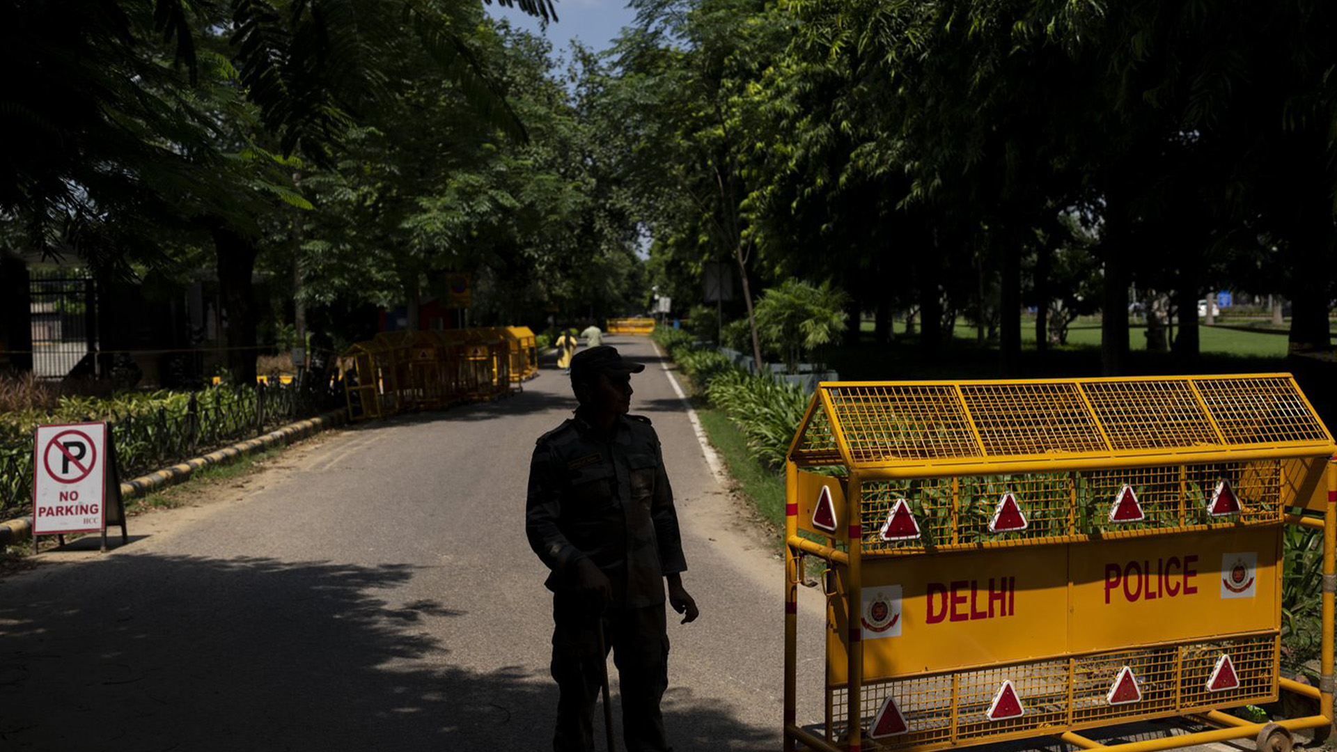 Un soldat paramilitaire indien monte la garde près d'une barricade de police devant le haut-commissariat du Canada à New Delhi, en Inde, le mardi 19 septembre 2023.