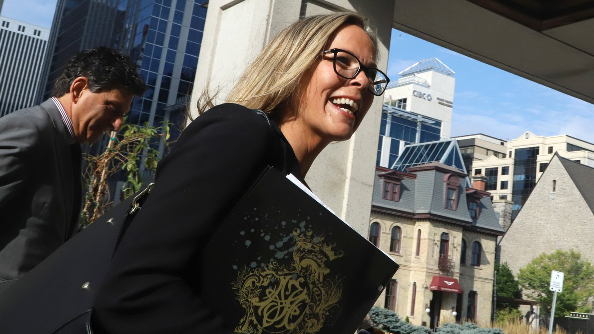 Tamara Lich arrive au palais de justice pour son procès à Ottawa le lundi 18 septembre 2023. Le procès criminel de deux organisateurs du « Freedom Convoi » devrait entendre le point de vue de la ville sur la manifestation controversée alors que le directeur des urgences d'Ottawa prendra la barre.