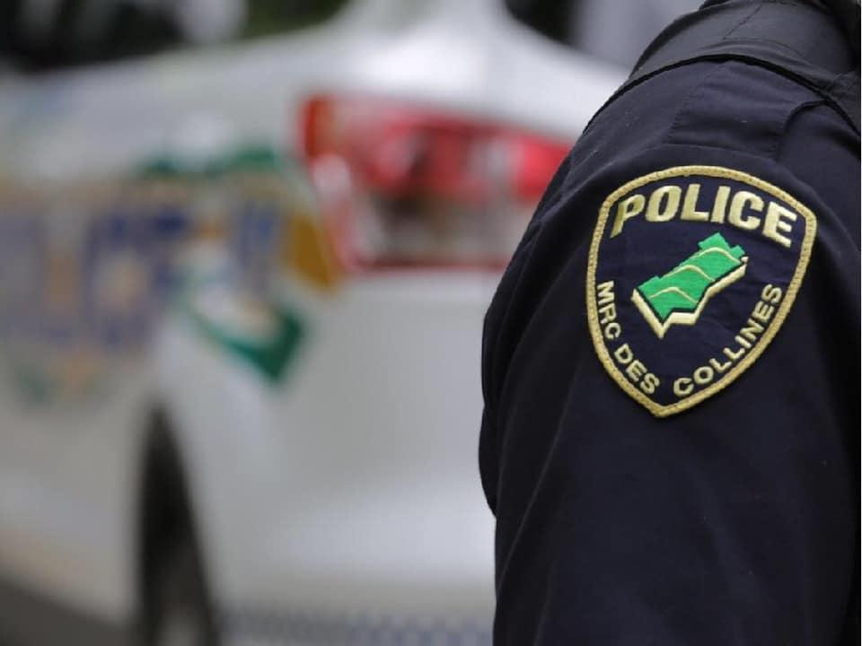 Un homme a été trouvé nu derrière son volant à Chelsea, en Outaouais.