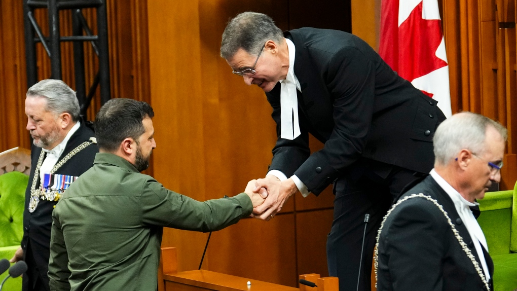 Le président de la Chambre des communes Anthony Rota serre la main du président ukrainien Volodymyr Zelenskyy à la Chambre des communes sur la Colline du Parlement à Ottawa, le vendredi 22 septembre 2023. 