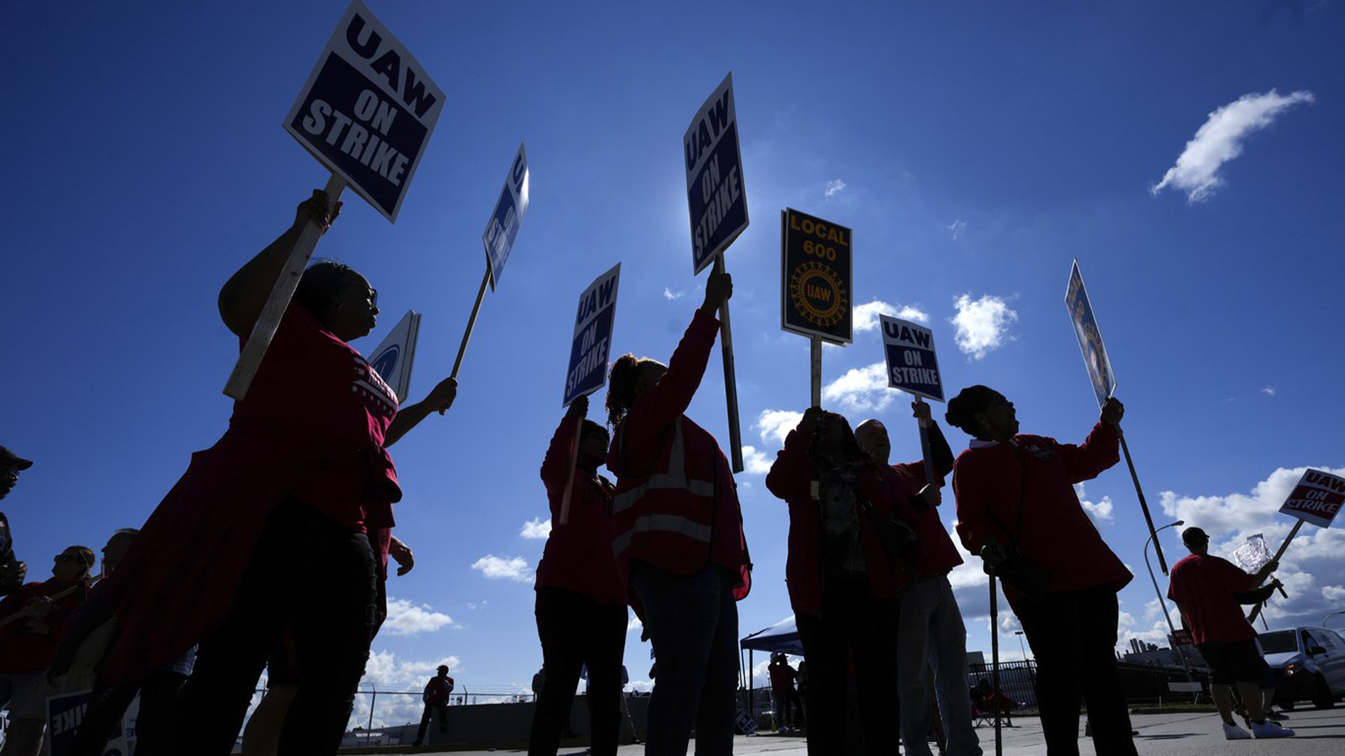 Des membres de United Auto Workers marchent sur la ligne de piquetage à l’usine d’assemblage Ford Michigan à Wayne, Michigan, le lundi 18 septembre 2023.