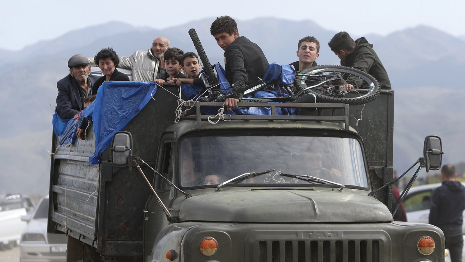 Des Arméniens de souche du Haut-Karabakh montent à bord d'un camion en route vers Kornidzor, dans la région de Syunik, en Arménie, le 26 septembre 2023. Des milliers d'habitants du Haut-Karabakh fuient leurs foyers après l'opération militaire rapide menée par l'Azerbaïdjan pour reprendre le contrôle de la région séparatiste après une conflit séparatiste qui dure depuis trois décennies.