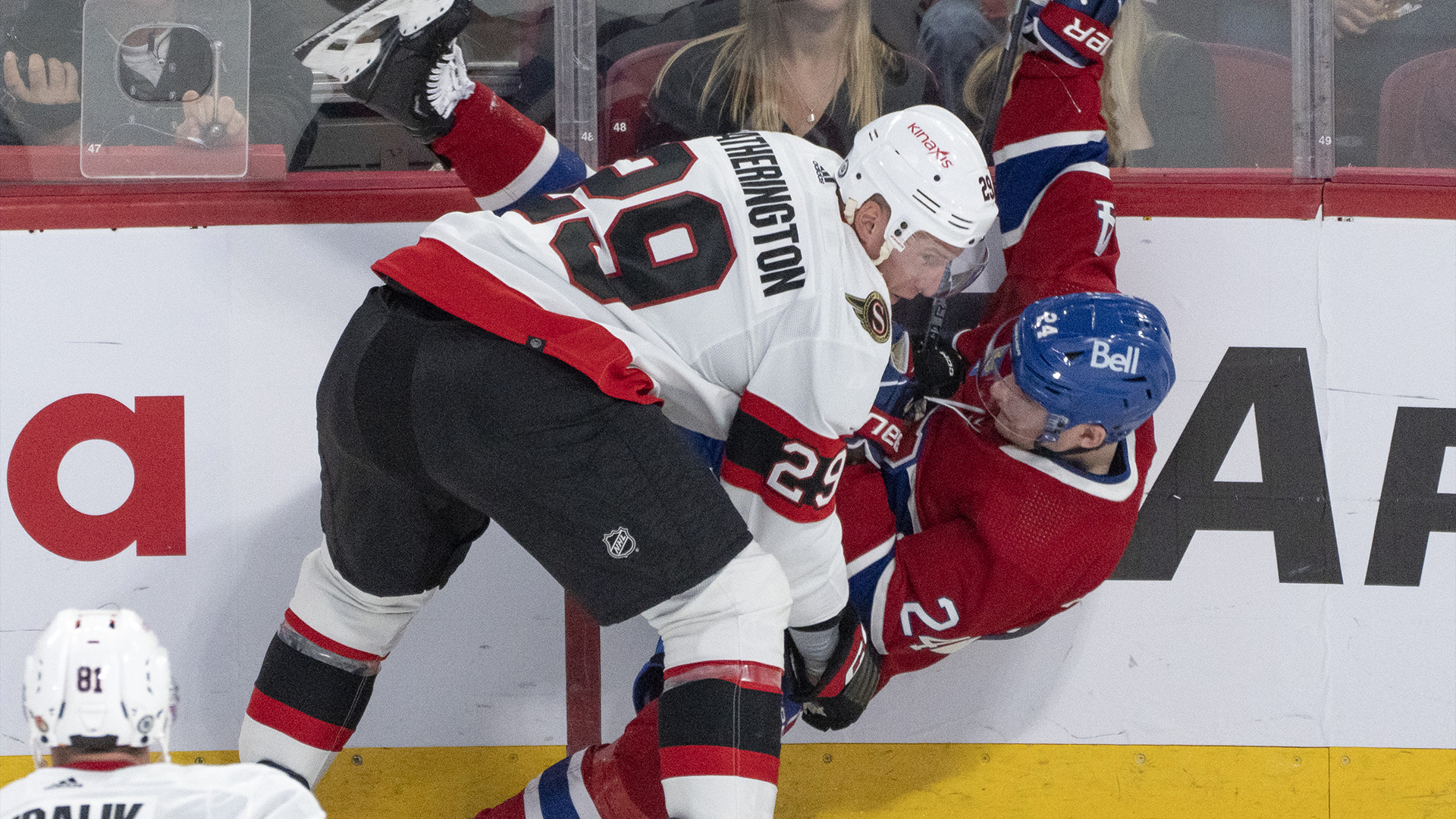 Dillon Heatherington (29) des Sénateurs d'Ottawa met en échec Lias Andersson (24) des Canadiens de Montréal lors de la deuxième période de hockey préparatoire de la LNH à Montréal, le mercredi 27 septembre 2023.