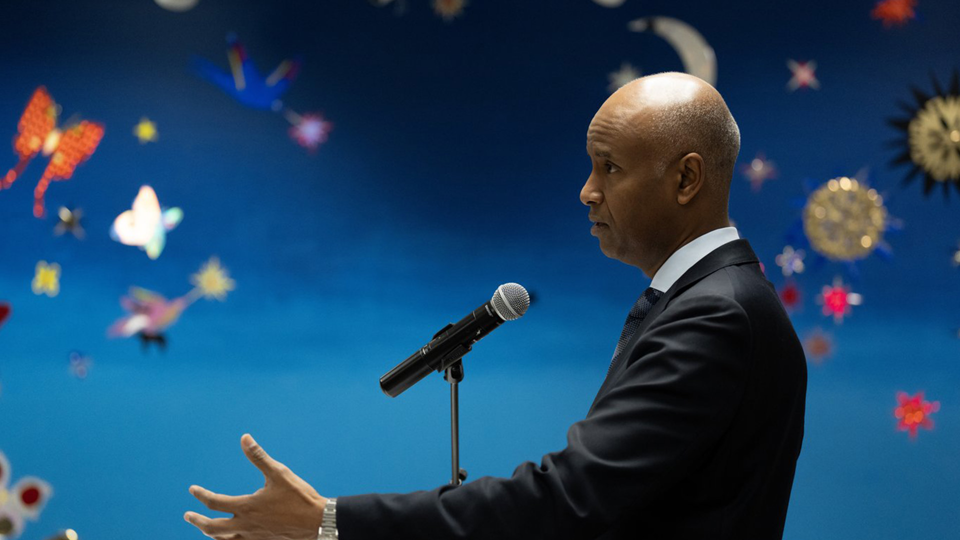 Le ministre du Développement international, Ahmed Hussen, prend la parole lors d'une conférence de presse, le mercredi 27 septembre 2023, à Ottawa.