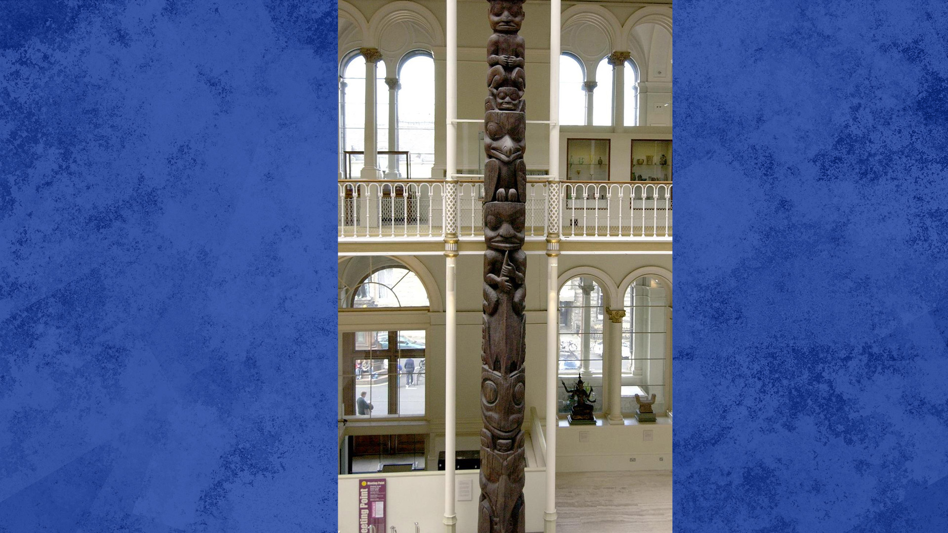 Le totem en cèdre rouge de 11 mètres a été pris sans autorisation en 1929 par un ethnographe enquêtant sur la vie dans le village Nisga'a, et vendu un an plus tard au musée en Écosse.
