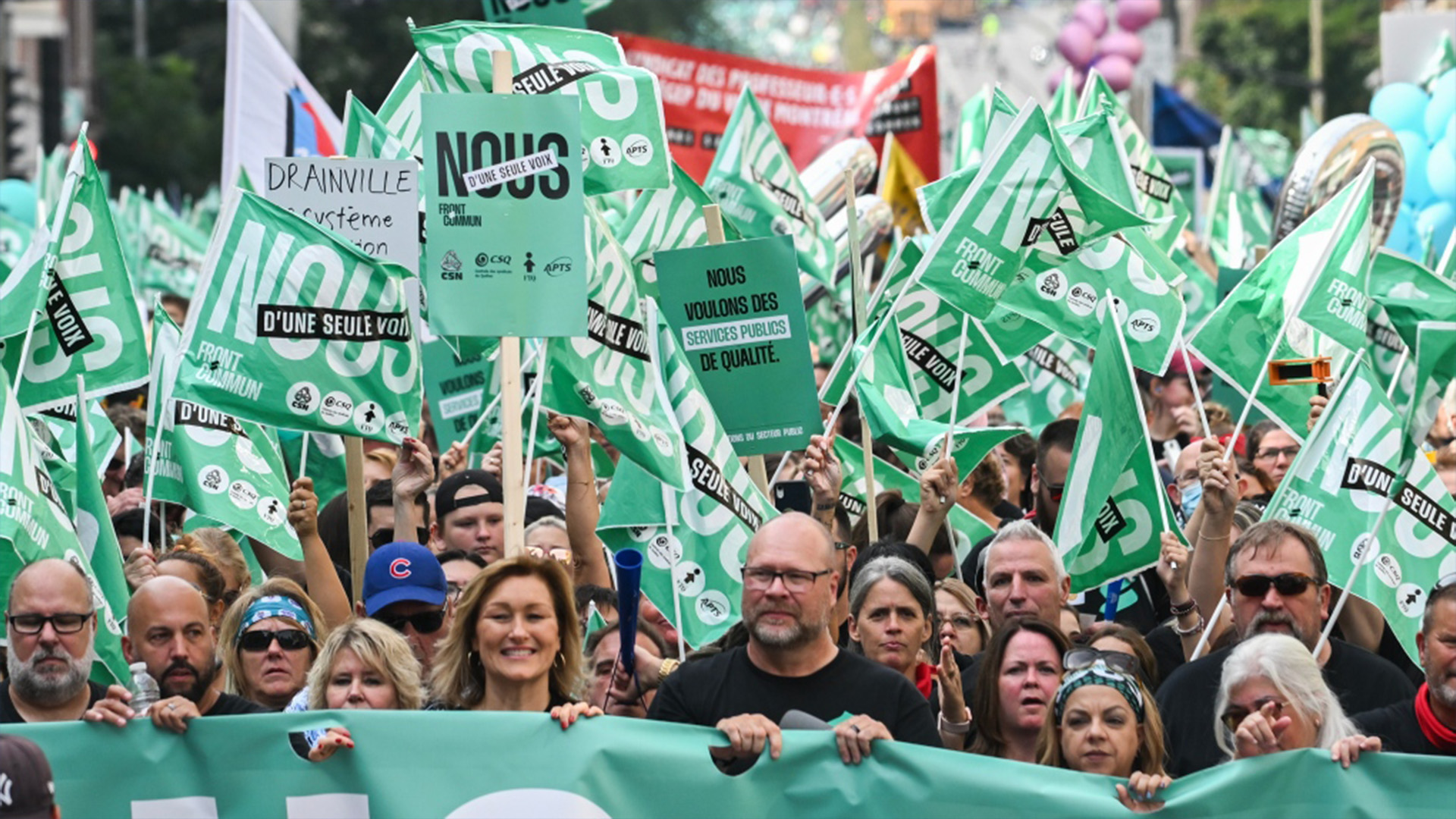 Les gens participent à une manifestation syndicale du secteur public à Montréal, le samedi 23 septembre 2023.