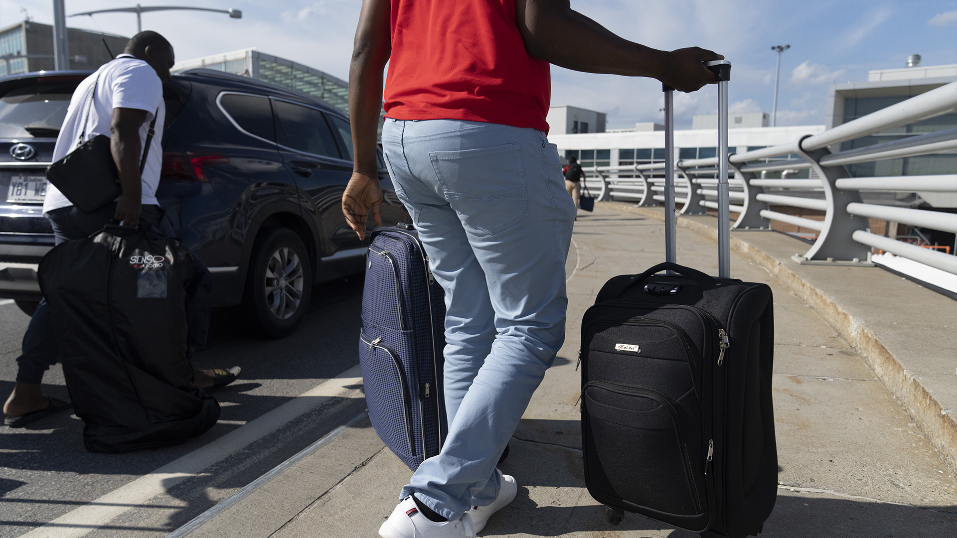 Des voyageurs sortent de leur voiture avec leurs bagages alors qu'ils attendent dans la circulation, à l'aéroport Pierre Elliott Trudeau, à Montréal, le jeudi 7 septembre 2023. 