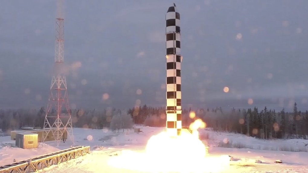Dans cette capture vidéo fournie par la télévision russe RU-RTR via la télévision AP le jeudi 1er mars 2018, le nouveau missile balistique intercontinental russe Sarmat décolle lors d'un lancement d'essai depuis un lieu inconnu en Russie.