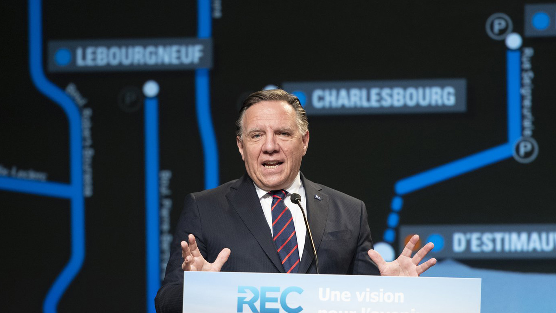 Le premier ministre du Québec, François Legault, annonce le nouveau réseau de transport en commun, comprenant un tramway et un tunnel pour relier Lévis à Québec, le lundi 17 mai 2021 à Québec.
