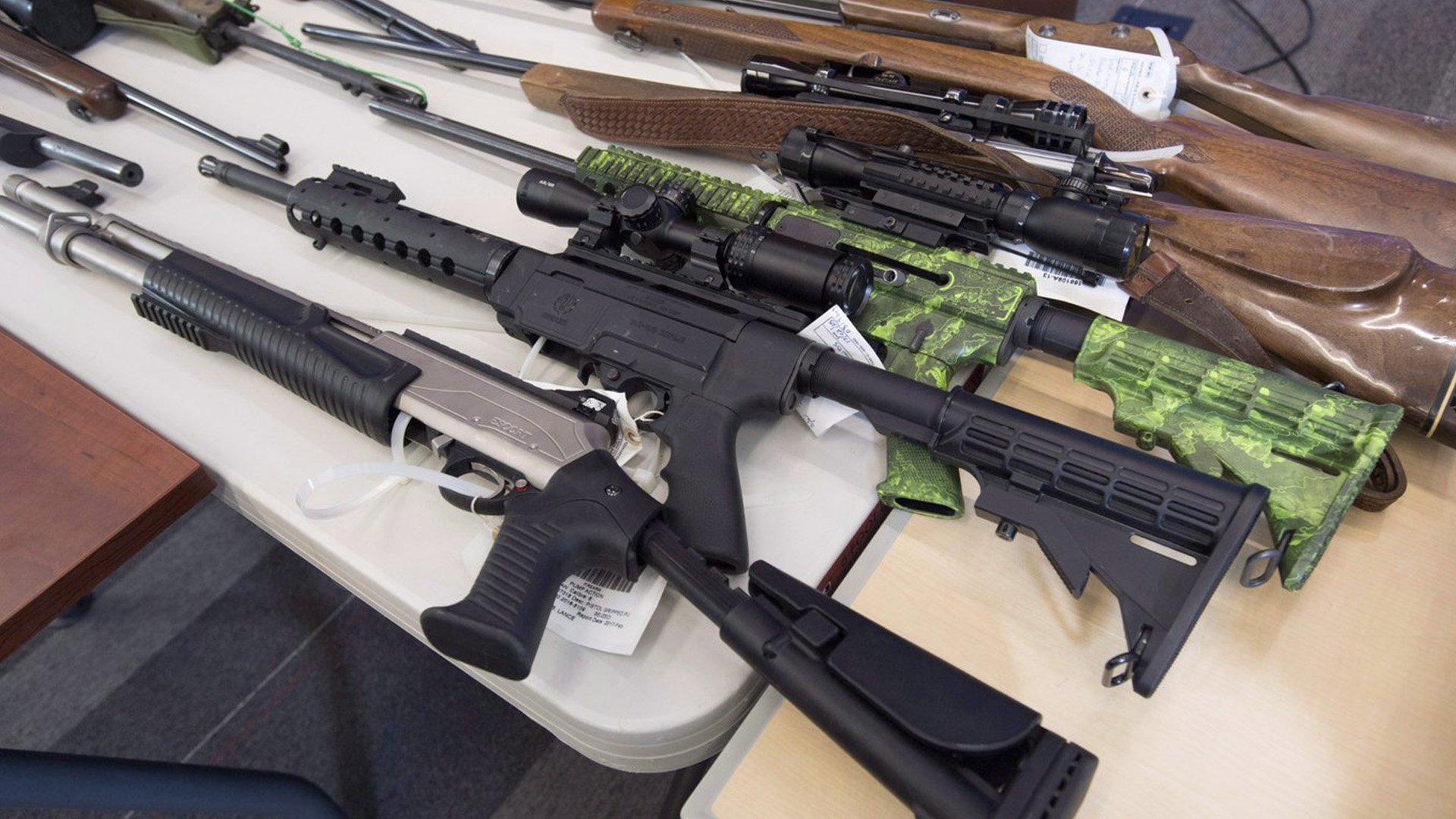 Des armes prohibées au Canada ont été vendues légalement par erreur