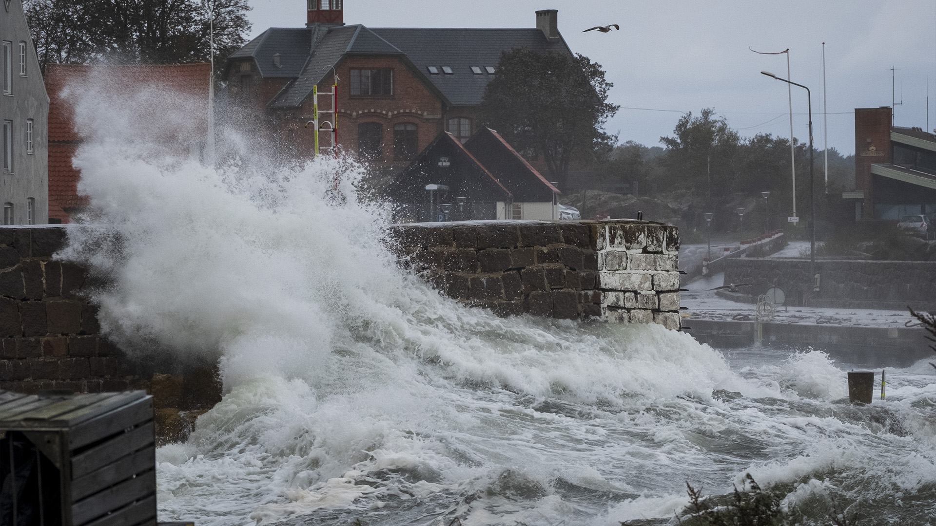 Des vagues s'écrasent contre une jetée sur la côte nord de Bornholm au Danemark, le vendredi 20 octobre 2023. 
