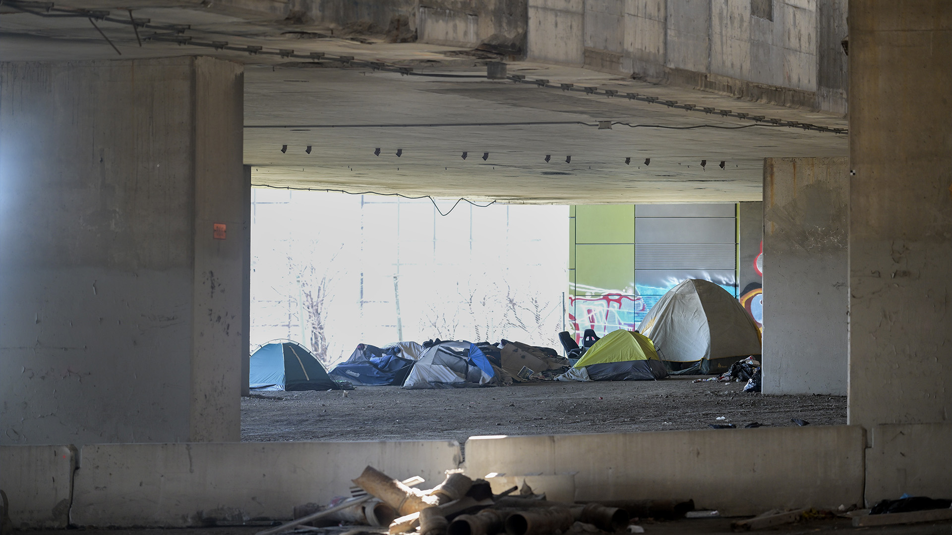 Un camp de sans-abri est représenté sous un viaduc à Montréal, le vendredi 14 avril 2023.