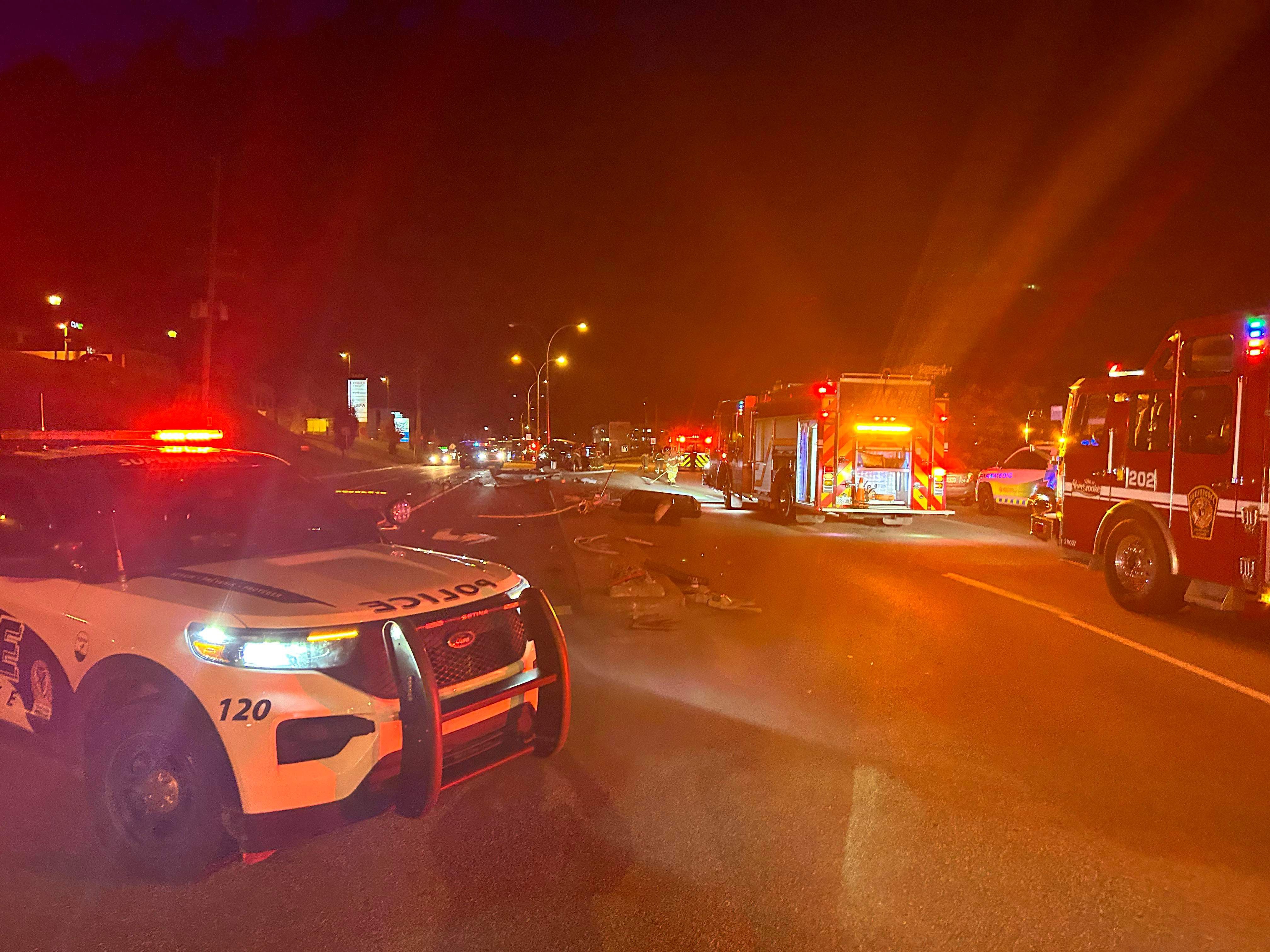 Les services d'urgence ont été demandés à l'intersection des rues King Ouest et J-A Bombardier, dans la nuit de samedi à dimanche, pour un accident impliquant un véhicule.