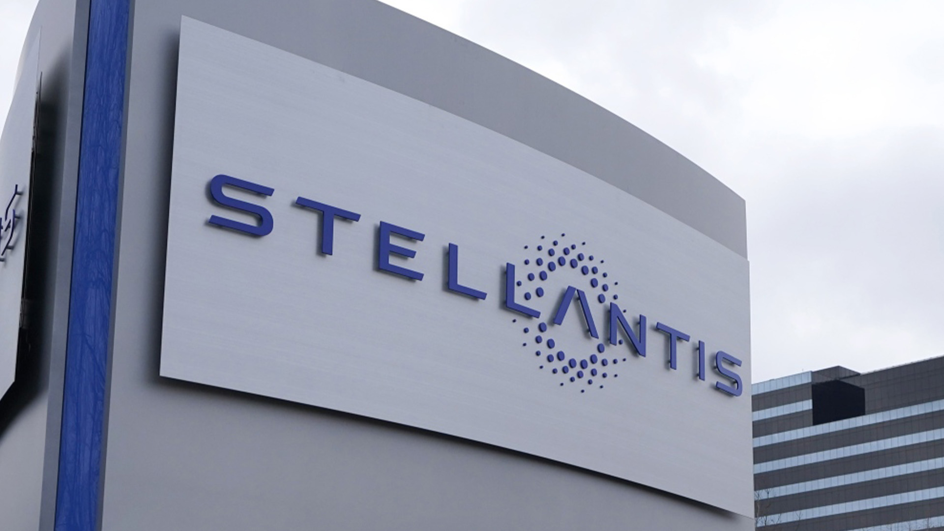 La pancarte de Stellantis est visible à l'extérieur du Chrysler Technology Center, le 19 janvier 2021, à Auburn Hills, Michigan.