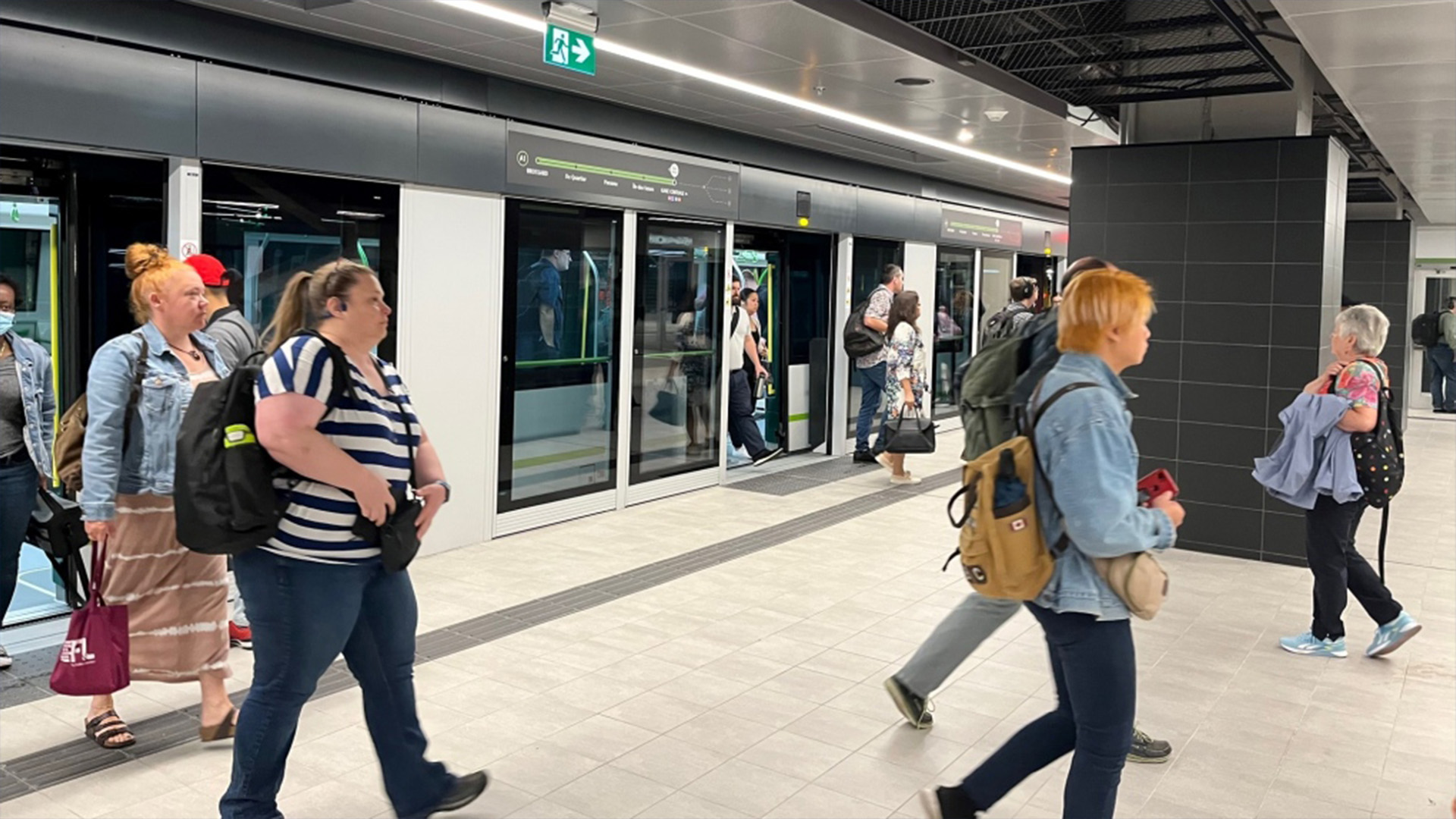 Les usagers du REM descendent du train à la Gare Centrale, au centre-ville de Montréal, le 2 août 2023.